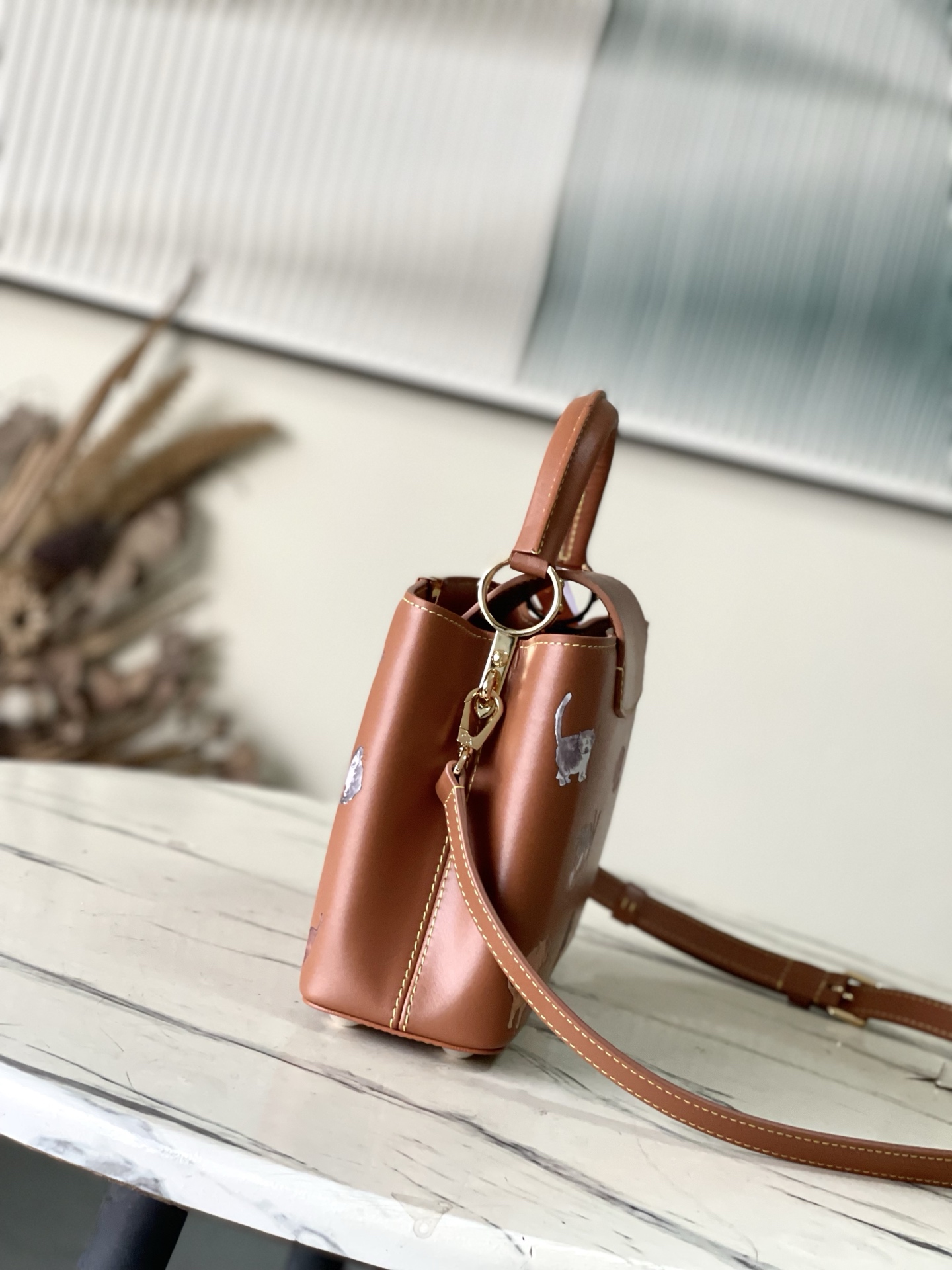 特级原厂皮 M25874 小号 LV Travels With 系列为 Capucines BB 手袋渲