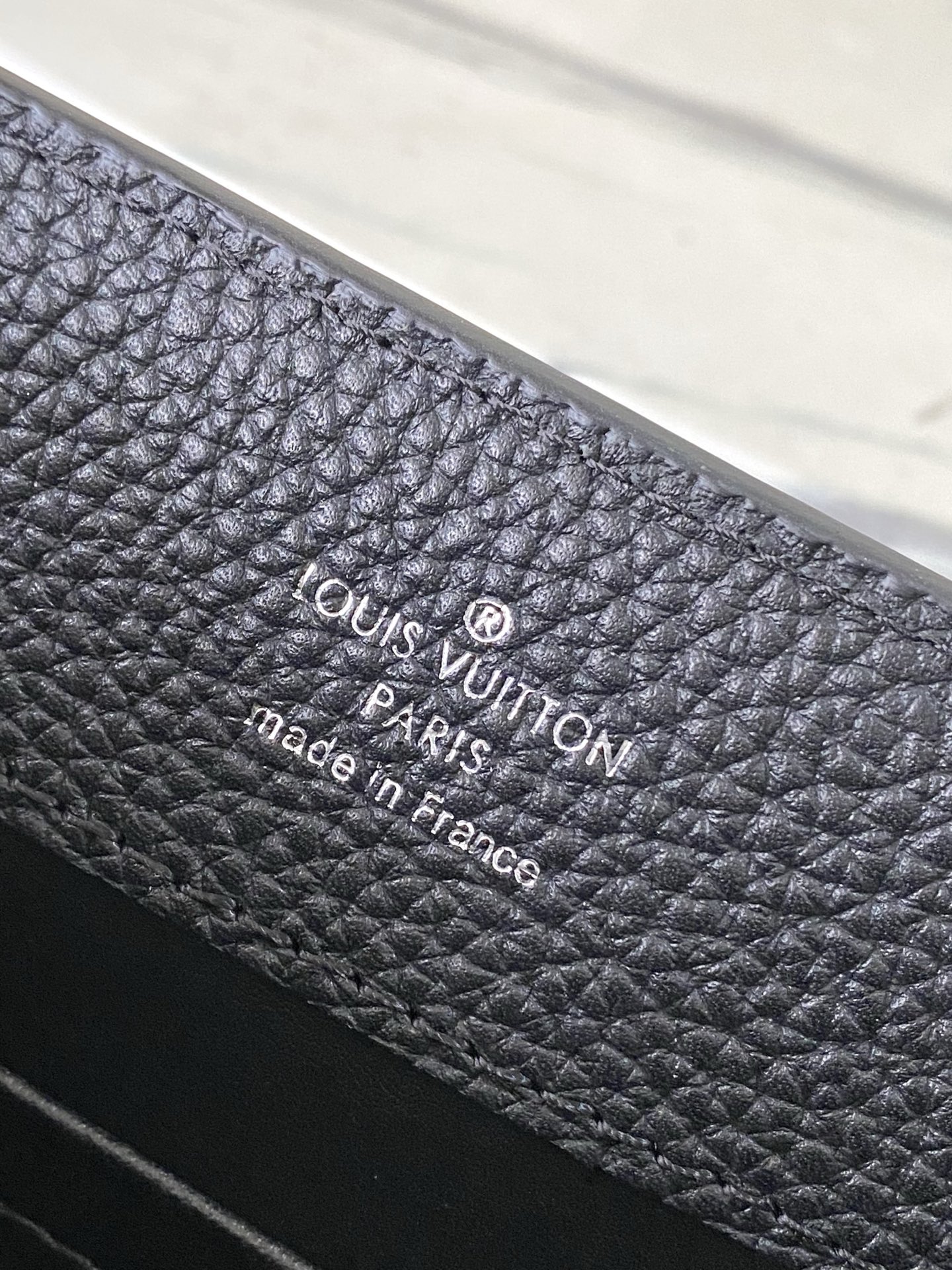 特级原厂皮 M25716 黑色小号 作为“非凡系列”的一部分，这款卡普尼迷你包重新设计，采用了精致的刺绣