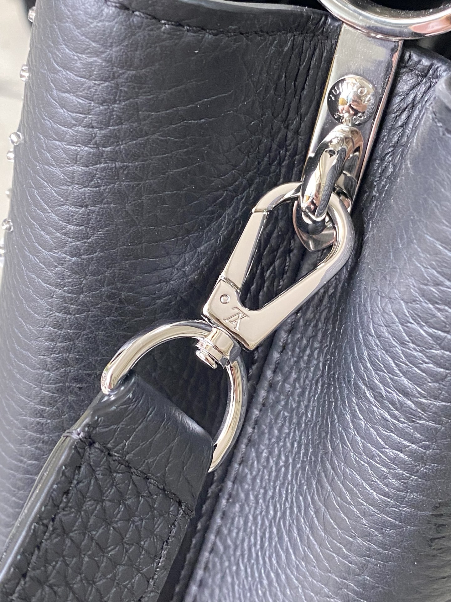 特级原厂皮 M25716 黑色小号 作为“非凡系列”的一部分，这款卡普尼迷你包重新设计，采用了精致的刺绣