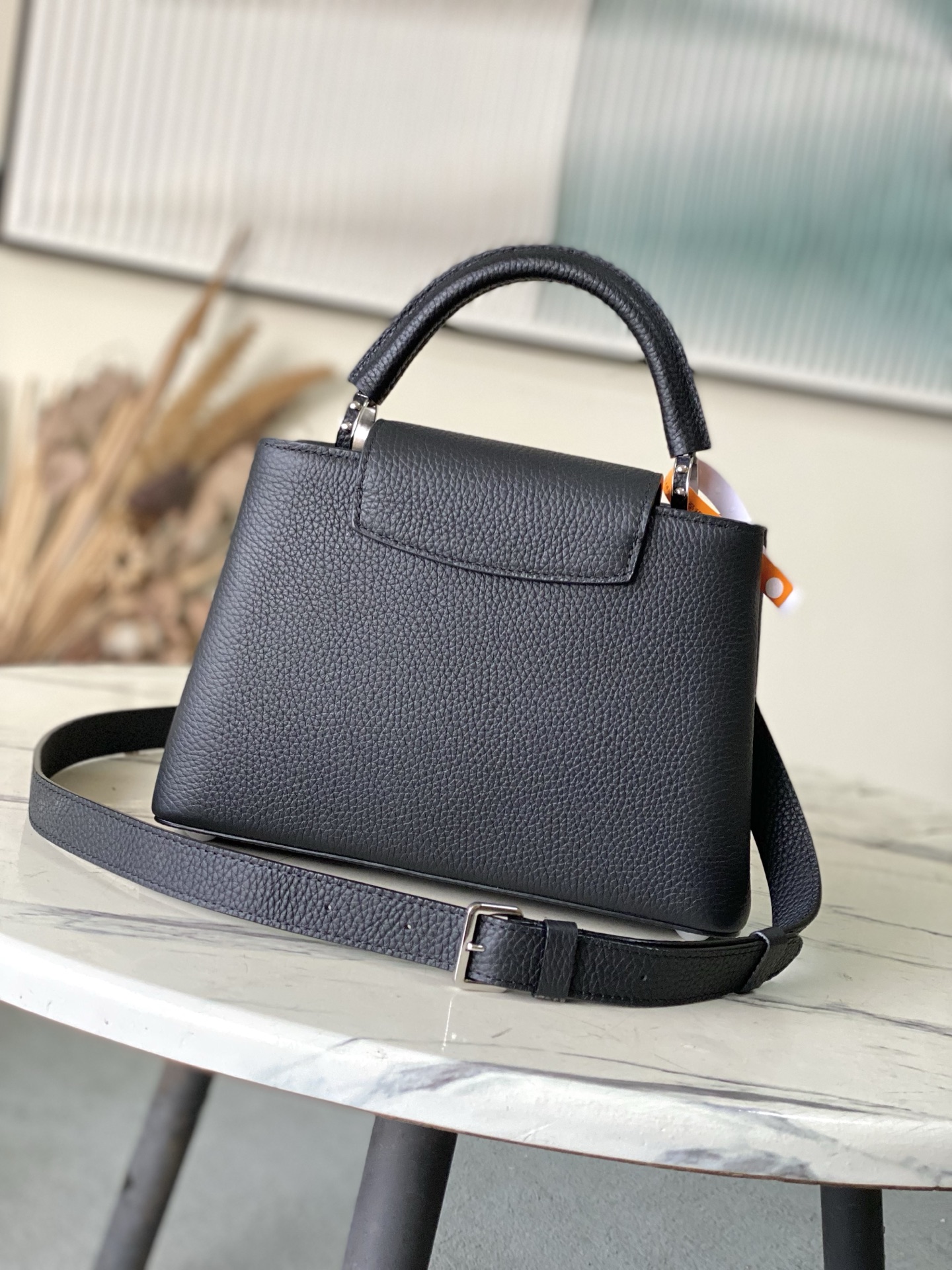 特级原厂皮 M25716 黑色小号 作为“非凡系列”的一部分，这款卡普尼迷你包重新设计，采用了精致的刺绣