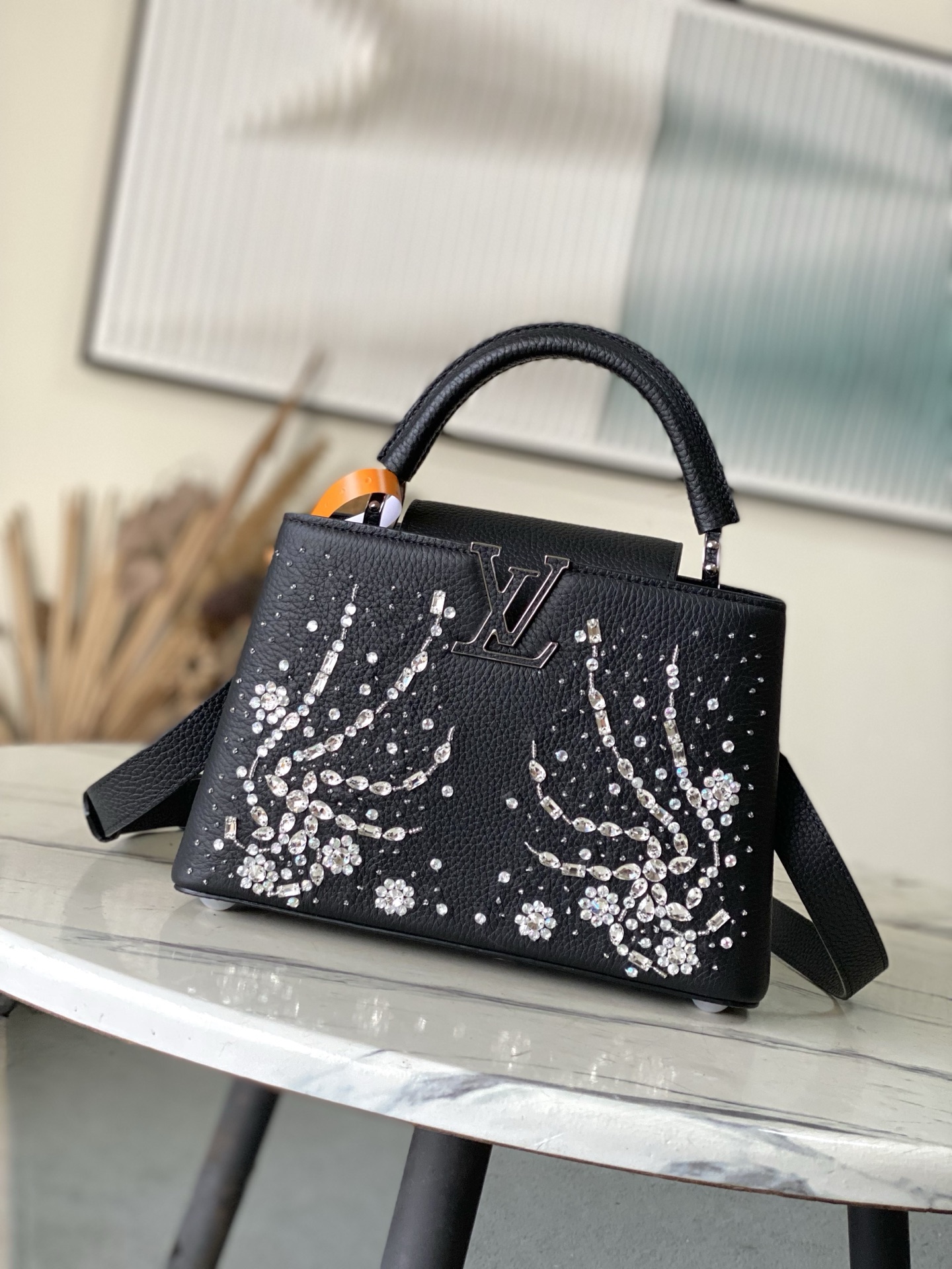 特级原厂皮 M25716 黑色小号 作为“非凡系列”的一部分，这款卡普尼迷你包重新设计，采用了精致的刺绣