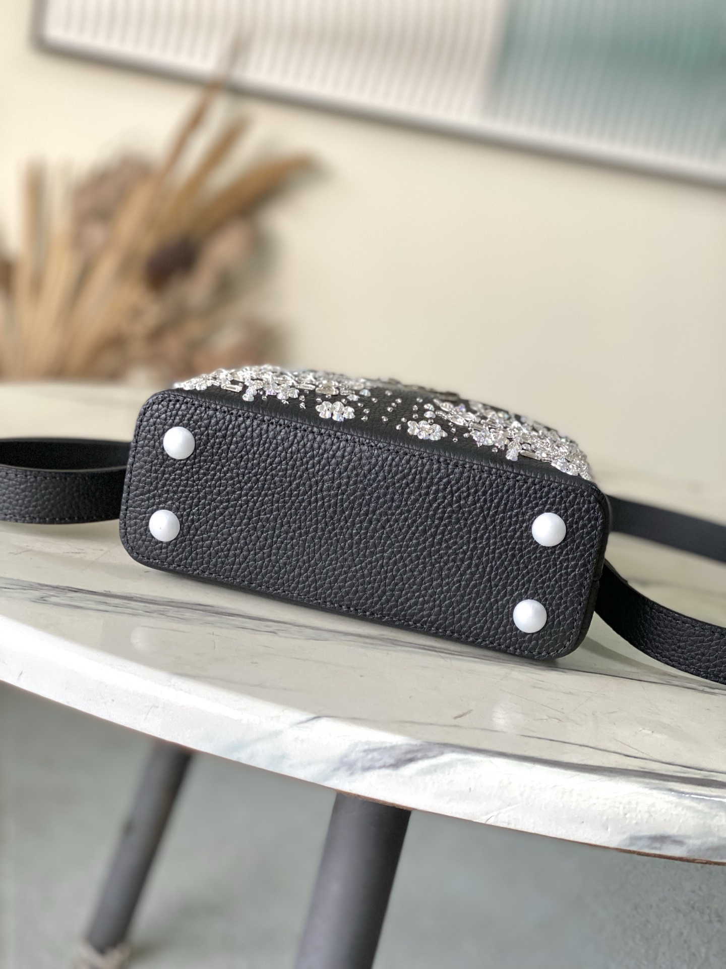 特级原厂皮 M25716 黑色迷你 作为“非凡系列”的一部分，这款卡普尼迷你包重新设计，采用了精致的刺绣