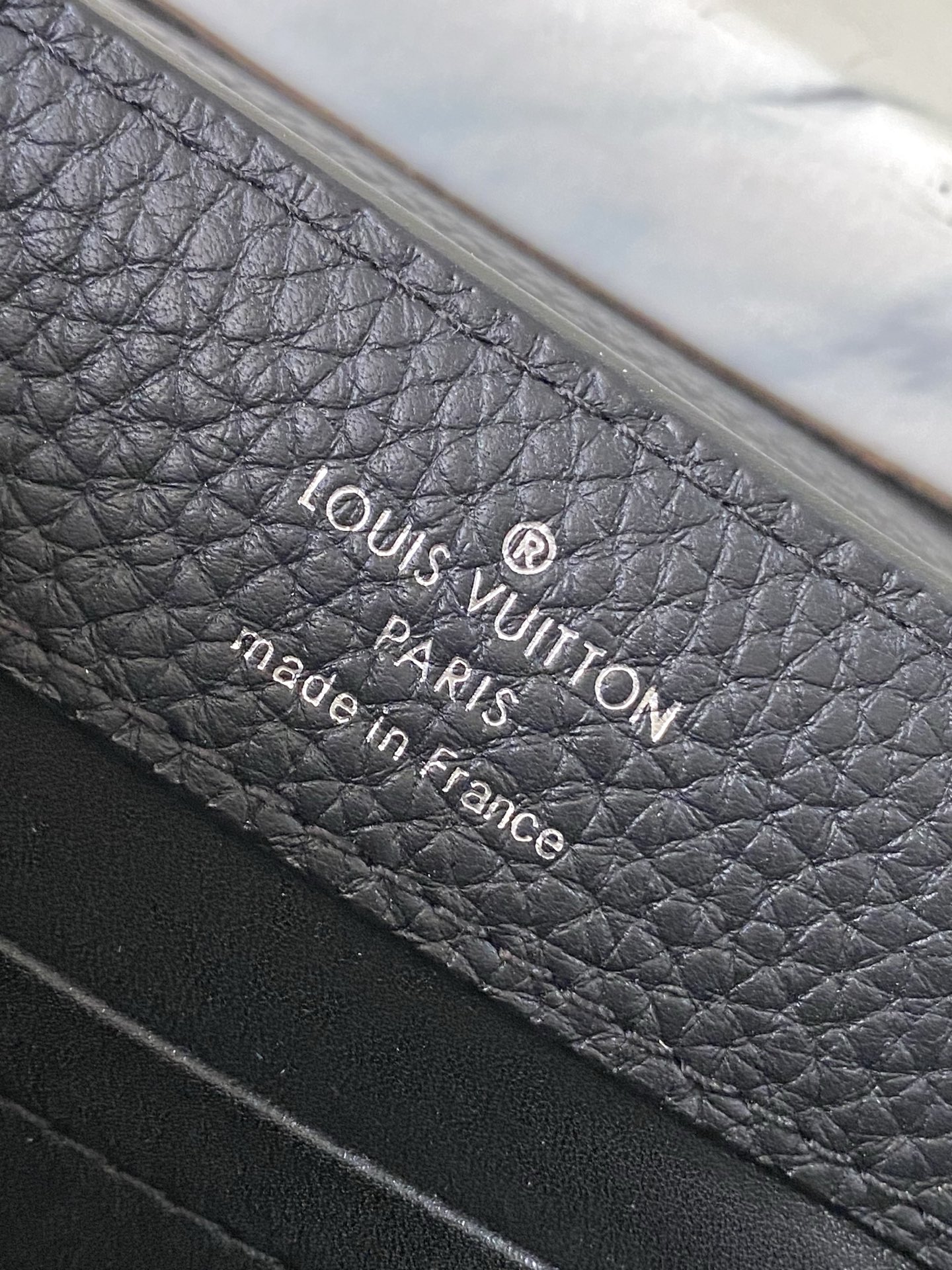 特级原厂皮 M25716 黑色迷你 作为“非凡系列”的一部分，这款卡普尼迷你包重新设计，采用了精致的刺绣