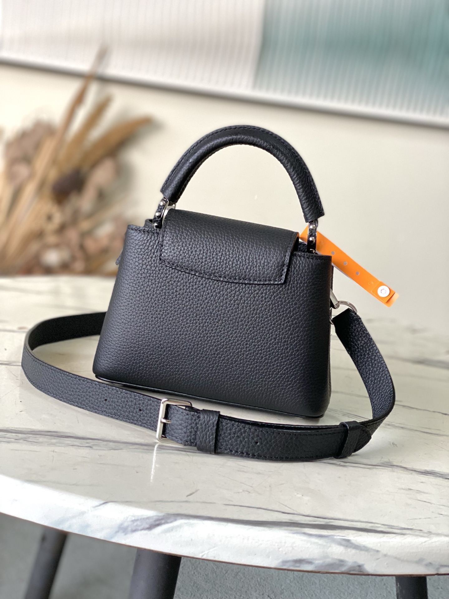 特级原厂皮 M25716 黑色迷你 作为“非凡系列”的一部分，这款卡普尼迷你包重新设计，采用了精致的刺绣