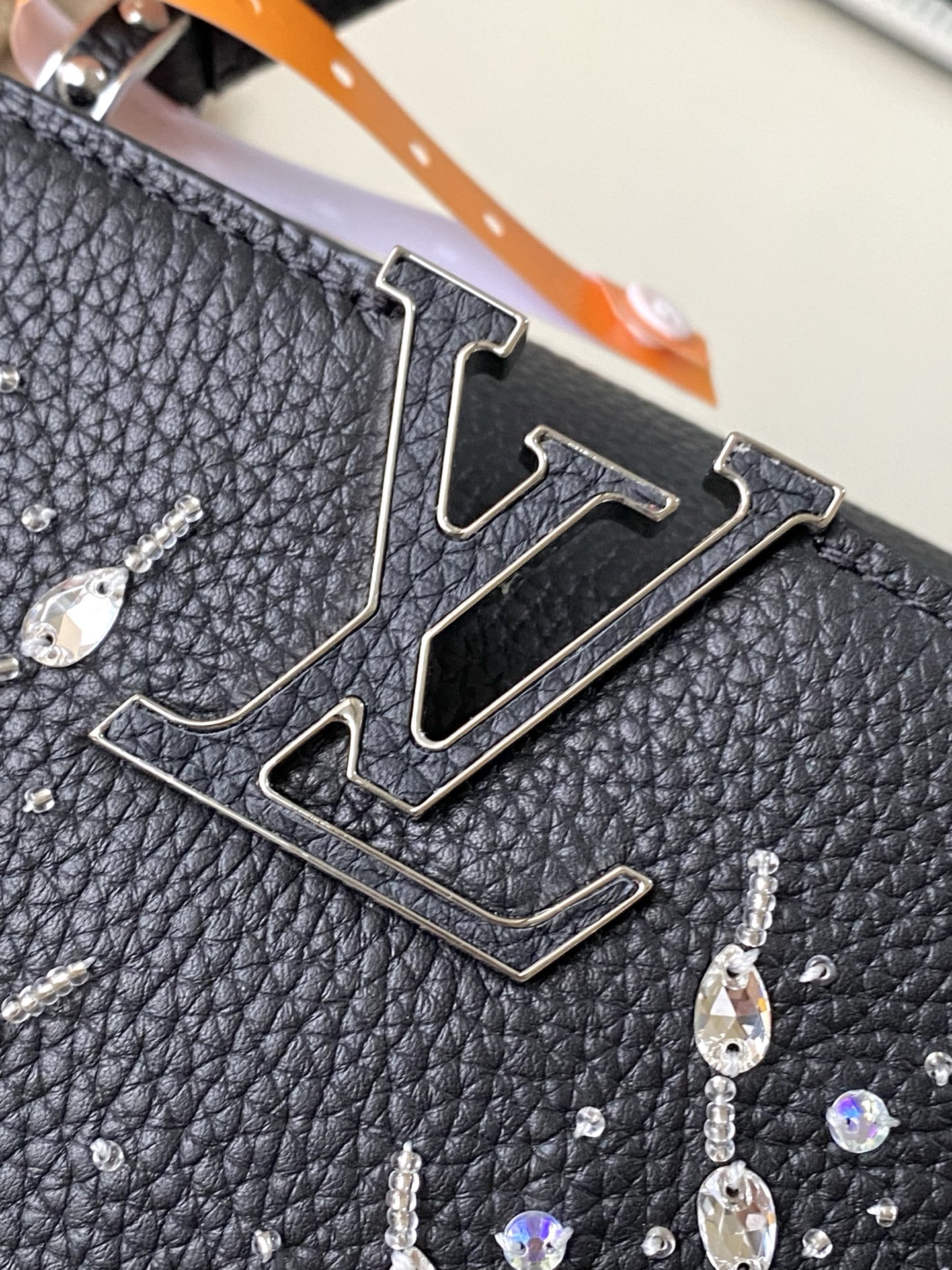 特级原厂皮 M25716 黑色迷你 作为“非凡系列”的一部分，这款卡普尼迷你包重新设计，采用了精致的刺绣