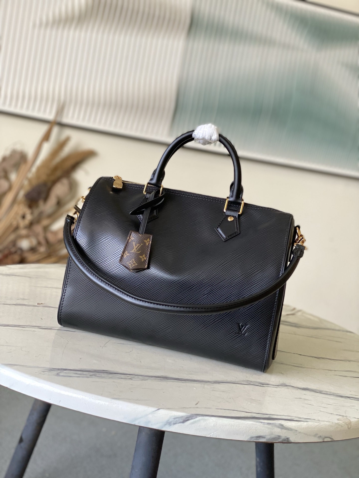 NO:602997,Top Original Order M25671 Black This Seedy Bandoulière 30 handbag is carefully designed by harrell Williams' fashion partner Nigo hx. The Monogram pattern on the cow leather is paired with the French and Japanese scripts of 'Louis Vuitton', 'Paris' and 'Tokyo'. The leather trim continues the same print, creating a unique and eye-catching visual effect. 32 x 22.5 x 18  (cm).8019095,,louis vuitton,cowhide19860909顶级原单 M25671 黑色 本款 Seedy Bandoulière 30 手袋由 harrell Williams 的时尚搭档 Nigo hx精心设计,为牛皮革之上的 Monogram 图案搭配手写体“路易威登”、“巴黎”及“东京”的法文和日文字样.皮革饰边延续相同印花,营造别致醒目的视觉效果.32 x 22.5 x 18 (厘米).8019095,,louis vuitton,cowhide,Bag