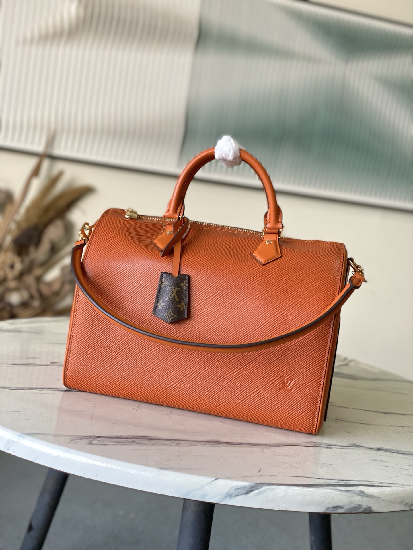 NO:603001,Top original order M25915 Caramel This Seedy Bandoulière 30 handbag is carefully designed by harrell Williams st's fashion partner Nigo. It is a Monogram pattern on cow leather with handwritten 'Louis Vuitton', 'Paris' and 'Tokyo' in French and Japanese. The leather trim continues the same print, creating a unique and eye-catching visual effect. 32 x 22.5 x 18  (cm).8019095,,louis vuitton,cowhide19860909顶级原单 M25915 焦糖 本款 Seedy Bandoulière 30 手袋由 harrell Williams st的时尚搭档 Nigo 精心设计,为牛皮革之上的 Monogram 图案搭配手写体“路易威登”、“巴黎”及“东京”的法文和日文字样.皮革饰边延续相同印花,营造别致醒目的视觉效果.32 x 22.5 x 18 (厘米).8019095,,louis vuitton,cowhide,Bag