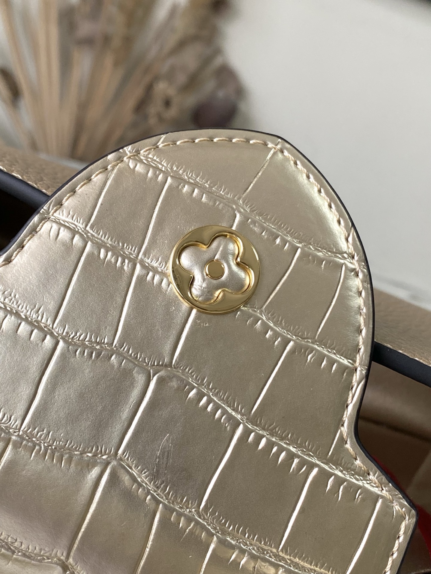 M48865 金拼金鳄钻扣小号 本季讲述全新的Capucines 故事 精致的Monogram 花卉饰带 使此款经典手袋