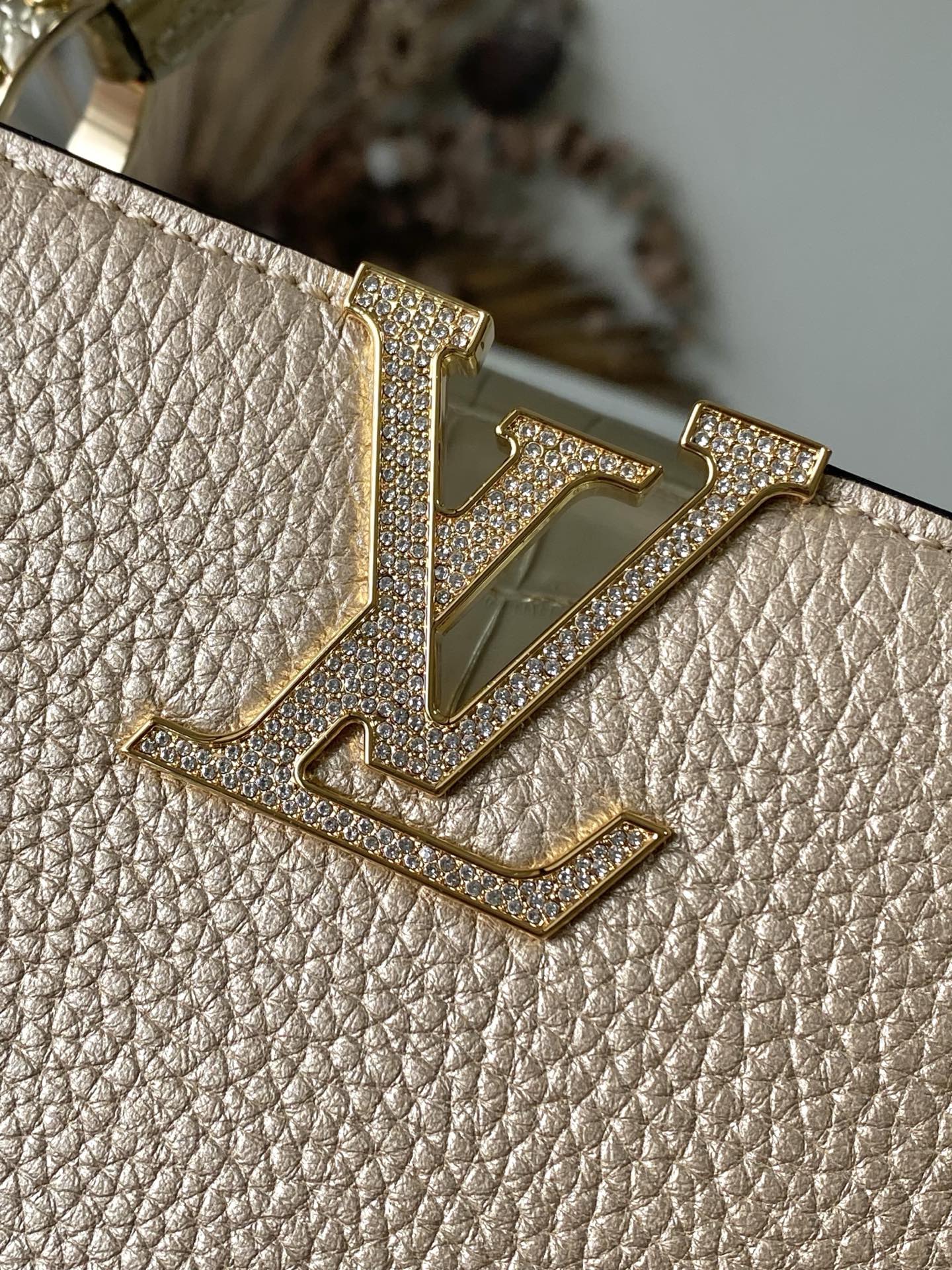 M48865 金拼金鳄钻扣小号 本季讲述全新的Capucines 故事 精致的Monogram 花卉饰带 使此款经典手袋