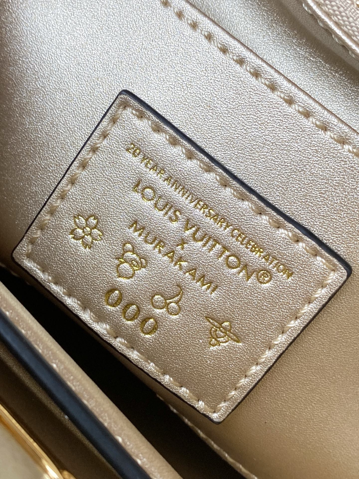 M48865 金拼金鳄钻扣小号 本季讲述全新的Capucines 故事 精致的Monogram 花卉饰带 使此款经典手袋