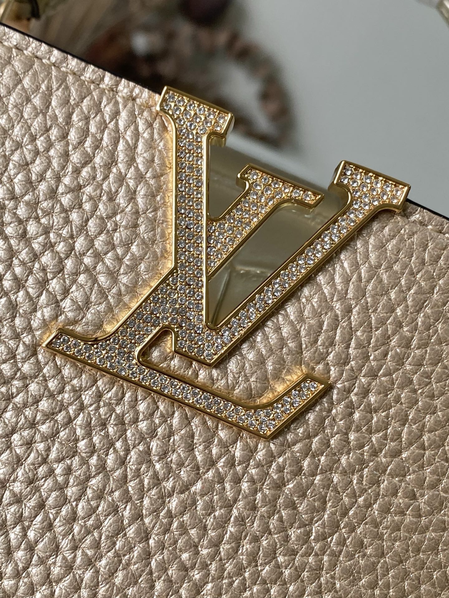 M48865金拼金鳄钻扣迷你 本季讲述全新的Capucines 故事 精致的Monogram 花卉饰带 使此款经典手袋散
