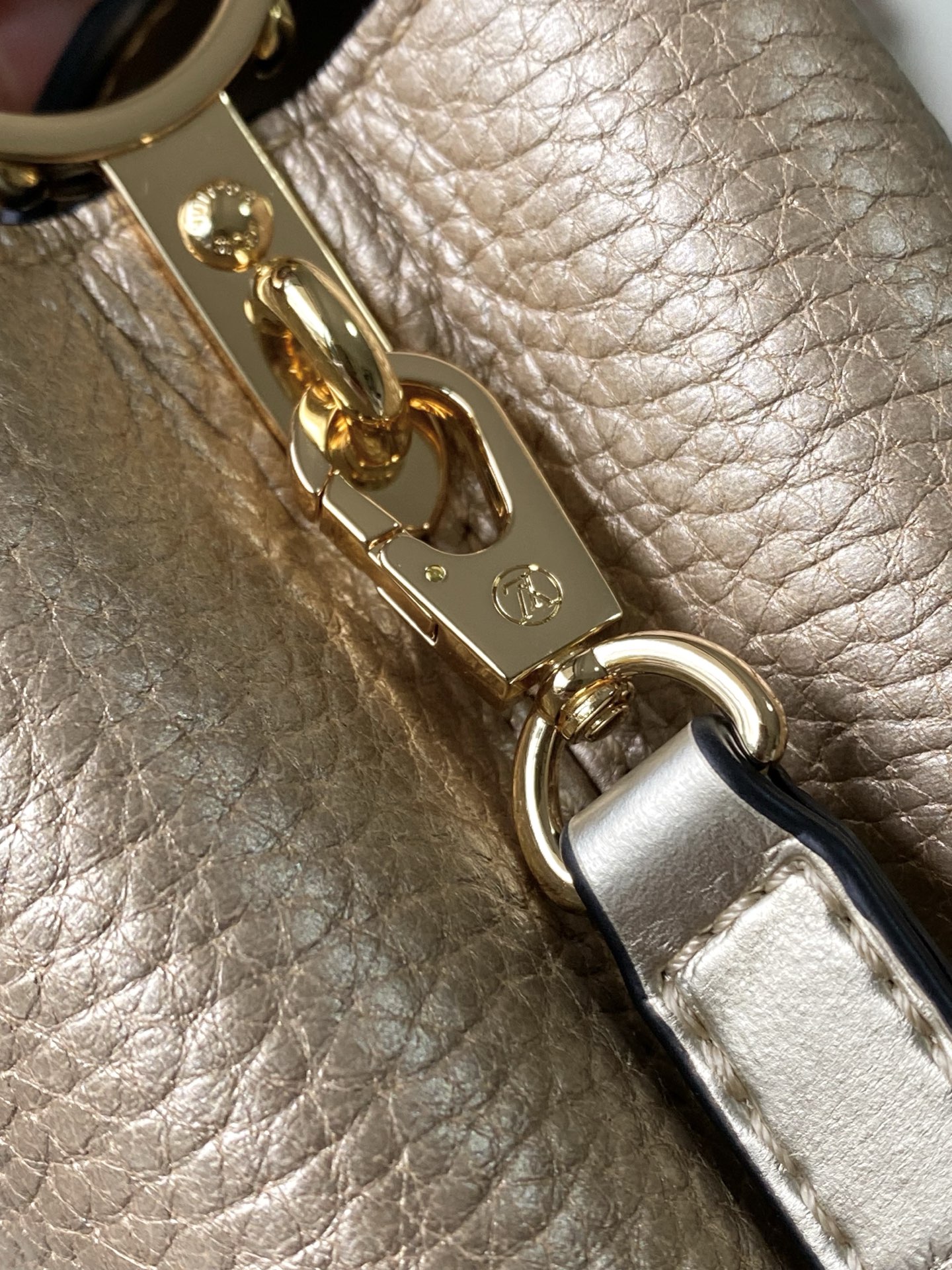 M48865金拼金鳄钻扣迷你 本季讲述全新的Capucines 故事 精致的Monogram 花卉饰带 使此款经典手袋散