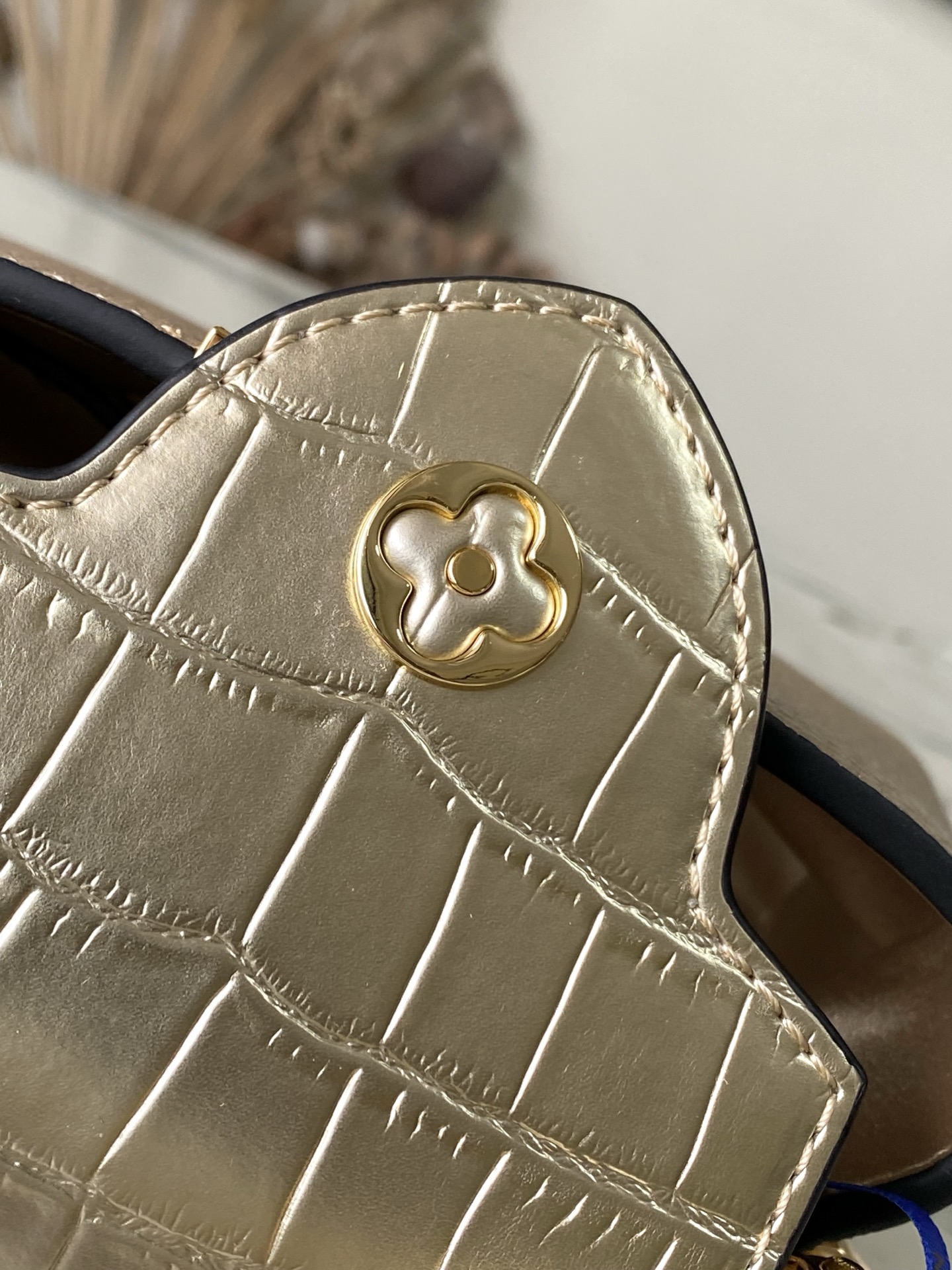 M48865金拼金鳄钻扣迷你 本季讲述全新的Capucines 故事 精致的Monogram 花卉饰带 使此款经典手袋散