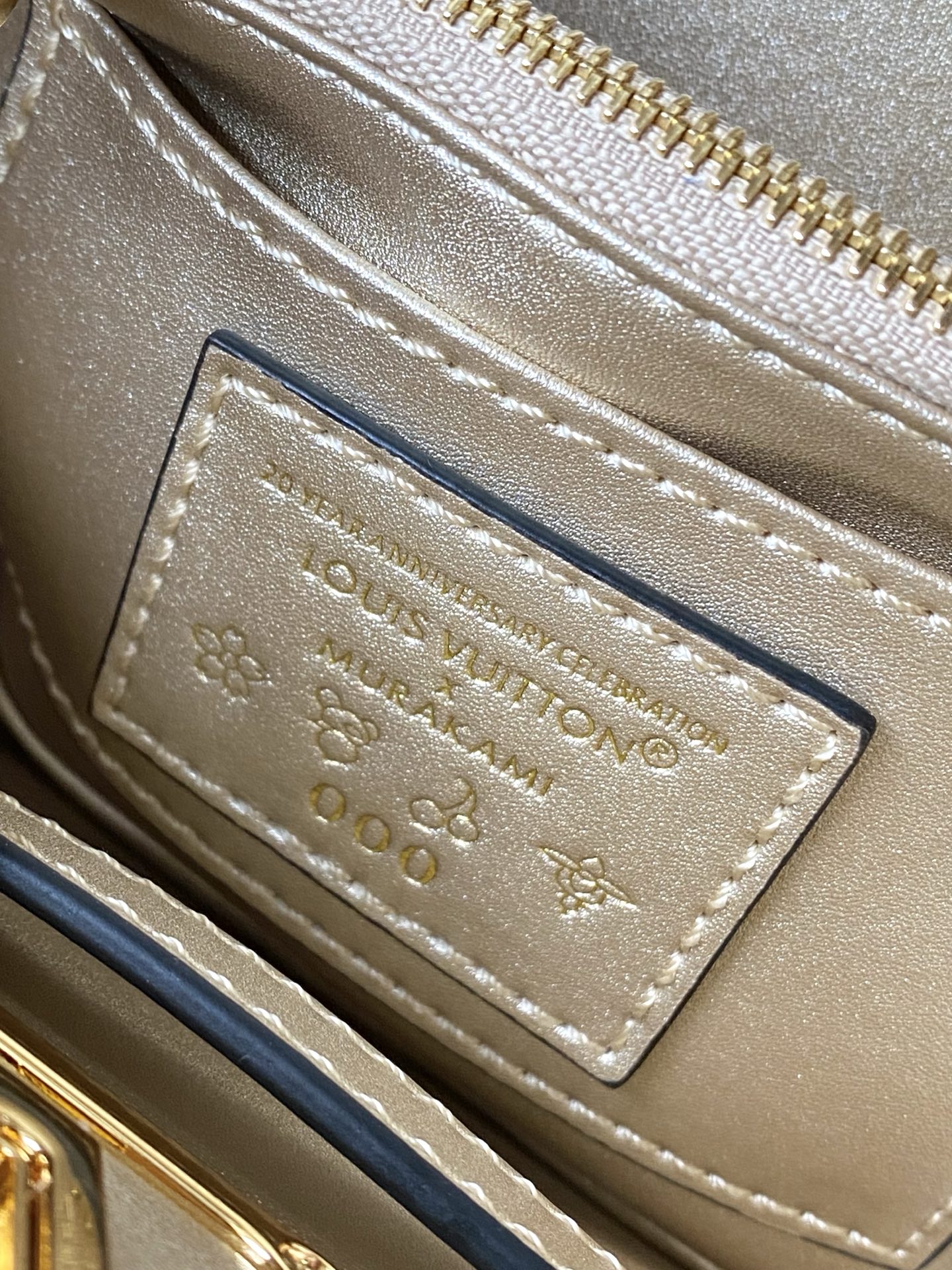 M48865金拼金鳄钻扣迷你 本季讲述全新的Capucines 故事 精致的Monogram 花卉饰带 使此款经典手袋散
