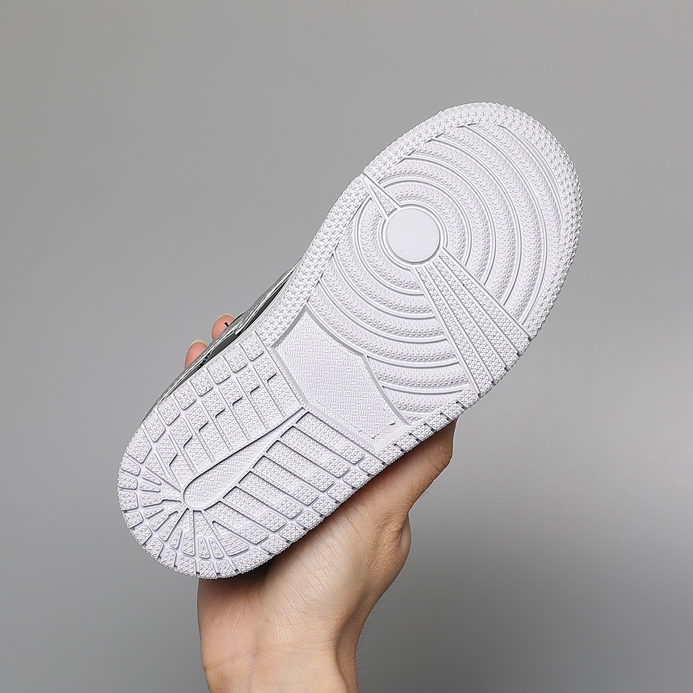 图片[9]-BAPE鲨鱼字母亮面魔术贴儿童运动鞋 尺码：25-35 经典亮皮低帮系列🆕 魔术贴➕松紧带设计，穿脱超方便✌🏻 优质皮料拼接，质感满满💯 耐磨防滑大底，满足日常需求✔️-选品中心