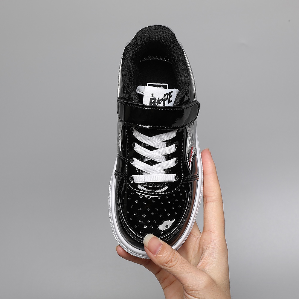 图片[8]-BAPE鲨鱼字母亮面魔术贴儿童运动鞋 尺码：25-35 经典亮皮低帮系列🆕 魔术贴➕松紧带设计，穿脱超方便✌🏻 优质皮料拼接，质感满满💯 耐磨防滑大底，满足日常需求✔️-选品中心