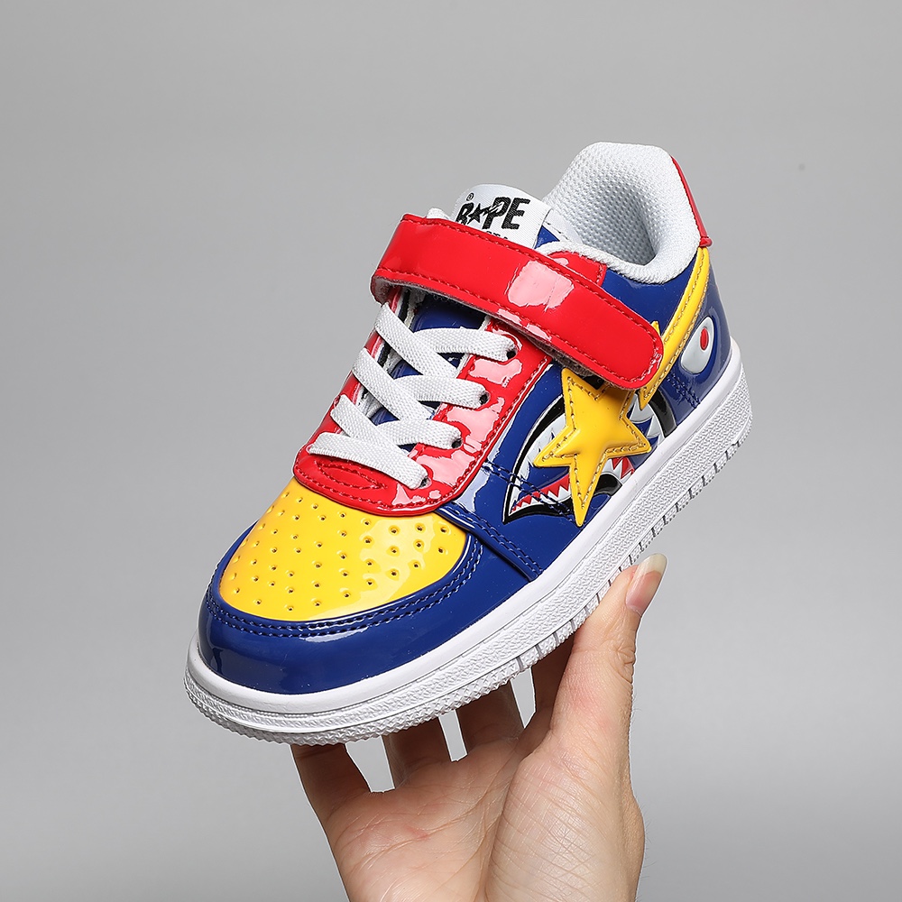 图片[5]-BAPE鲨鱼字母亮面魔术贴儿童运动鞋 尺码：25-35 经典亮皮低帮系列🆕 魔术贴➕松紧带设计，穿脱超方便✌🏻 优质皮料拼接，质感满满💯 耐磨防滑大底，满足日常需求✔️-选品中心