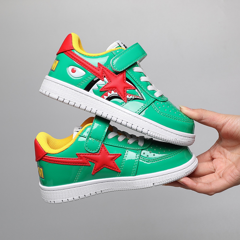 图片[3]-BAPE鲨鱼字母亮面魔术贴儿童运动鞋 尺码：25-35 经典亮皮低帮系列🆕 魔术贴➕松紧带设计，穿脱超方便✌🏻 优质皮料拼接，质感满满💯 耐磨防滑大底，满足日常需求✔️-选品中心