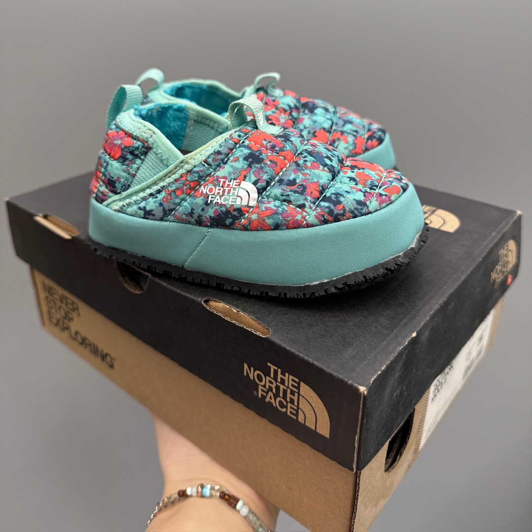 NO:601949,The North Face bread shoes are here 24-38. They are so trendy and stylish. It took a year to finally meet them. They are minimalist and comfortable. They are soft and soft to store heat and keep out the cold. They are warm and cute. A delicate little baby with a full sense of laziness that makes people shine in the cold winter. I recommend it for personal use, snow boots, boots,19860909北脸面包鞋来咯24-38 真的洋气到爆历时一年终于见面啦极简舒适,软软绵绵蓄热御寒,保暖又可爱.一个精致的小宝贝,满满的慵懒感在寒冷的冬天让人眼前一亮我自留推荐,雪地靴,boots,,Children's