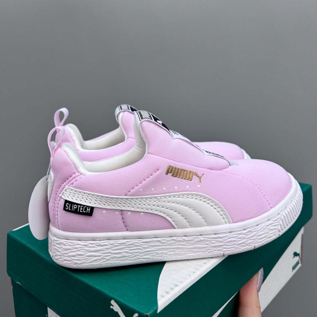 NO:210551,Puma retro casual children's shoes 22-37 Puma slim shoes are thoughtful for children to wear and take care of them. With concave and concave texture details, metallic logo and other details, they enhance the styling of the shoe and help the fashion show go out. The rubber outsole grabs the ground and wears it to create a steady pace. Add soft fabric shoes to make it comfortable and durable. Puma,19860909彪马复古一脚蹬休闲儿童板鞋22-37 一脚蹬绒面板鞋,为孩子贴心打造,穿脱省心.以凹凸纹理细节、金属色 Logo 等细节,提升鞋款造型感,助力时髦出街.胶外底抓地耐穿,塑造平稳步伐.添加柔软织物鞋 面,舒适耐穿.,彪马,,Children's