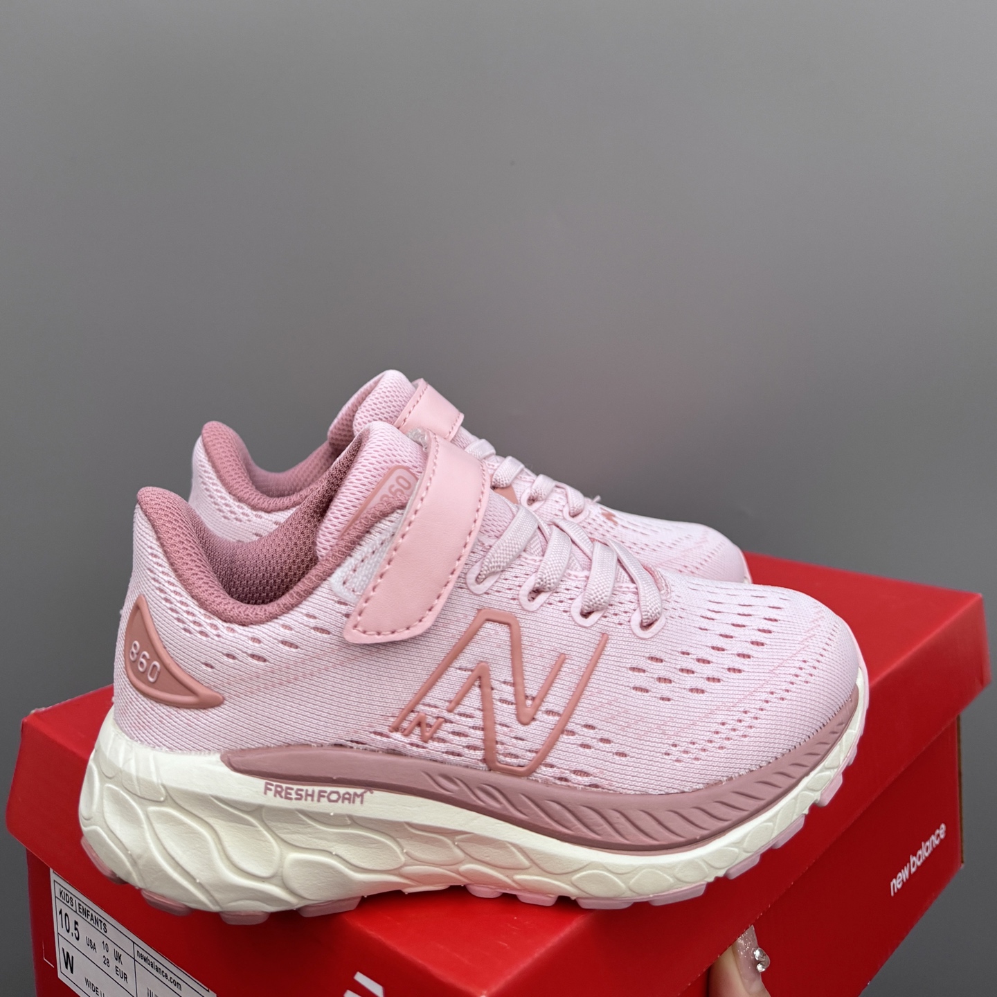 NO:210578,New second-generation Velcro children's sports shoes SIZE26-37 size, small sweet potato popular Korean style outfit, using breathable mesh fabric spliced ​​fiber leather upper, T-Beam outsole provides footstep bow support, Velcro elastic band design, super easy to put on and take off, NB, sneakers,19860909新款二代魔术贴儿童运动鞋 SIZE26-37码 小红薯爆款韩系穿搭 采用透气网眼织物拼接纤维皮鞋面 T-Beam大底提供足步弓支撑 魔术贴松紧带设计,穿脱超方便,NB,sneakers,,Children's