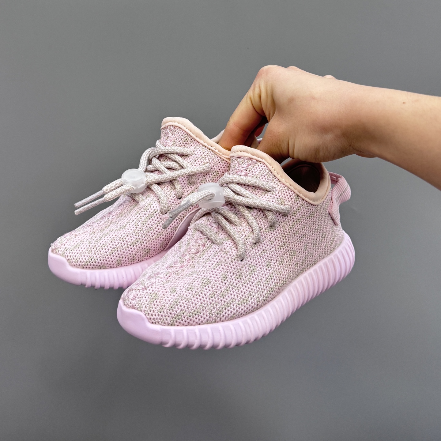 图片[2]-椰子350初代儿童一脚蹬运动鞋 尺码：25-35码 如今阔别7年再度回归🔥 鞋面独特的斑鸠花纹与大底的轮胎纹理 真爆颗粒大底，脚感超舒适☁️ 一脚蹬款式，对幼童来说太好了👏🏻-选品中心