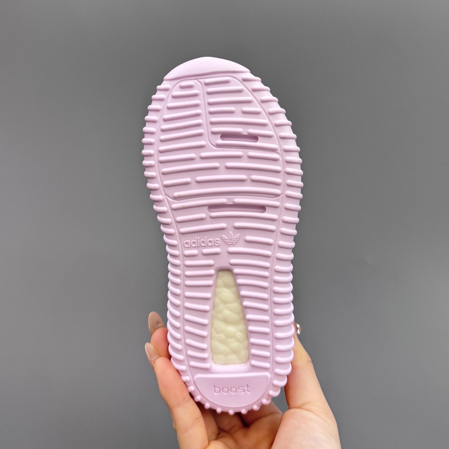 图片[9]-椰子350初代儿童一脚蹬运动鞋 尺码：25-35码 如今阔别7年再度回归🔥 鞋面独特的斑鸠花纹与大底的轮胎纹理 真爆颗粒大底，脚感超舒适☁️ 一脚蹬款式，对幼童来说太好了👏🏻-选品中心