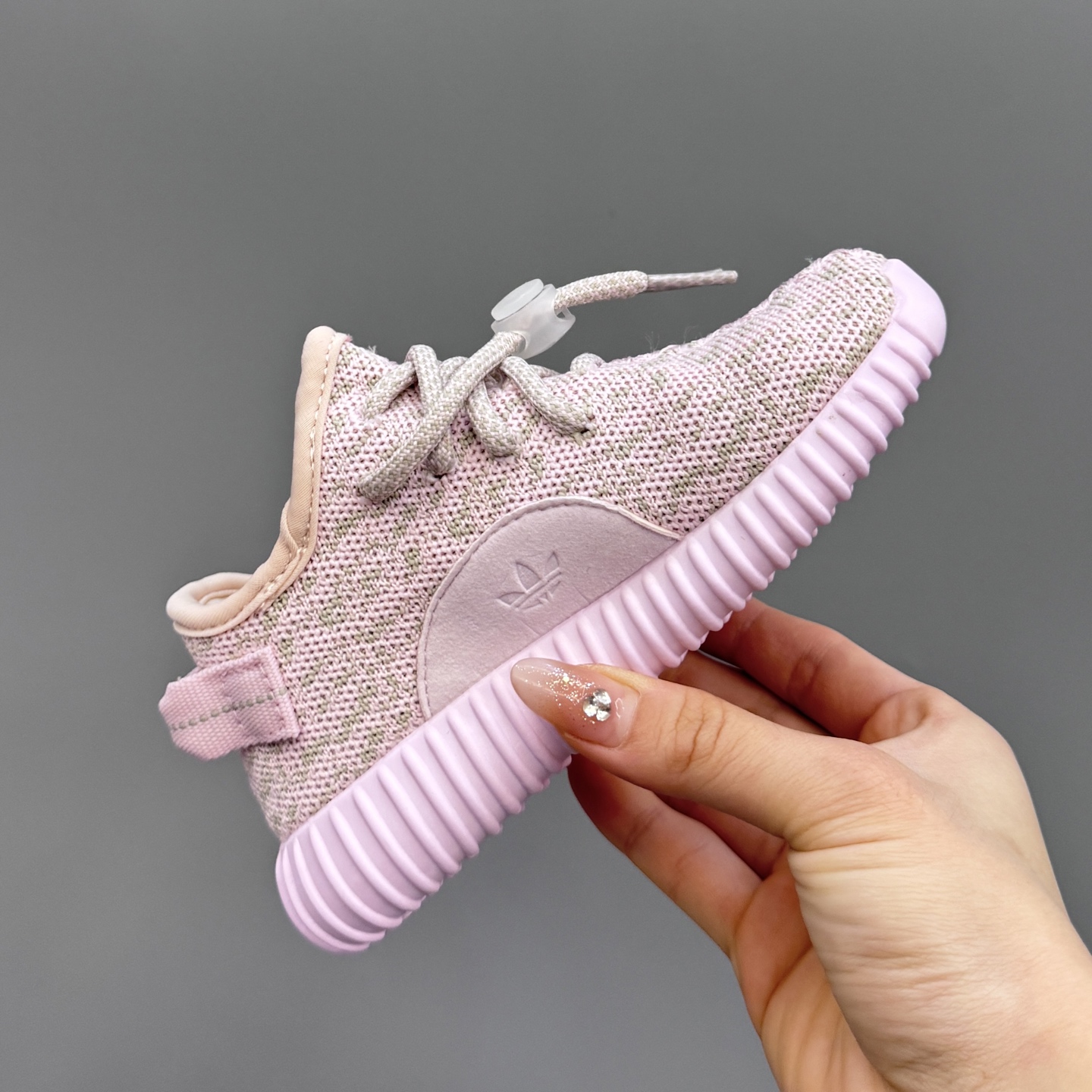 图片[6]-椰子350初代儿童一脚蹬运动鞋 尺码：25-35码 如今阔别7年再度回归🔥 鞋面独特的斑鸠花纹与大底的轮胎纹理 真爆颗粒大底，脚感超舒适☁️ 一脚蹬款式，对幼童来说太好了👏🏻-选品中心