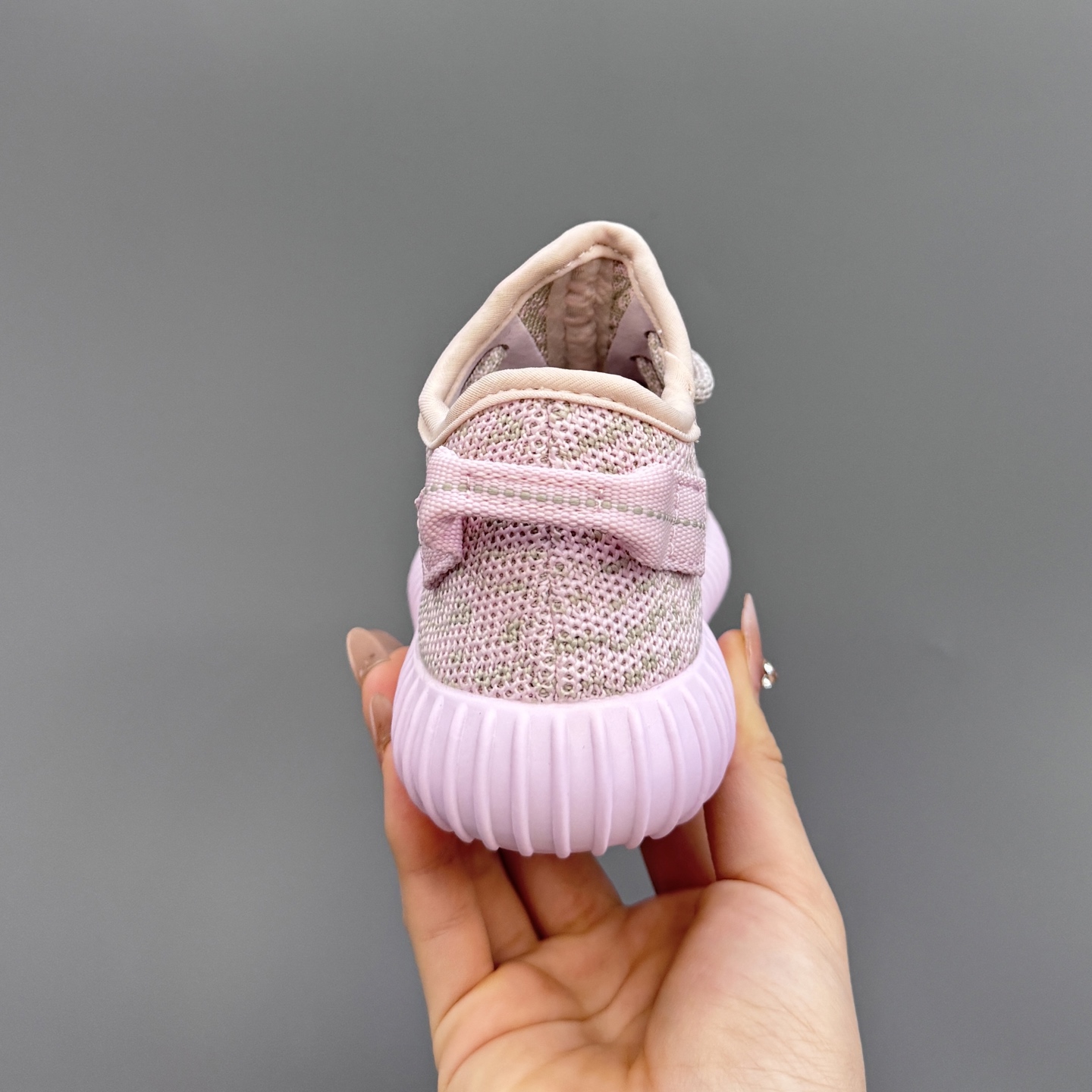 图片[8]-椰子350初代儿童一脚蹬运动鞋 尺码：25-35码 如今阔别7年再度回归🔥 鞋面独特的斑鸠花纹与大底的轮胎纹理 真爆颗粒大底，脚感超舒适☁️ 一脚蹬款式，对幼童来说太好了👏🏻-选品中心