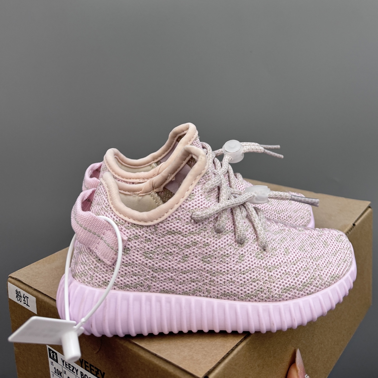 椰子350初代儿童一脚蹬运动鞋 尺码：25-35码 如今阔别7年再度回归🔥 鞋面独特的斑鸠花纹与大底的轮胎纹理 真爆颗粒大底，脚感超舒适☁️ 一脚蹬款式，对幼童来说太好了👏🏻-选品中心