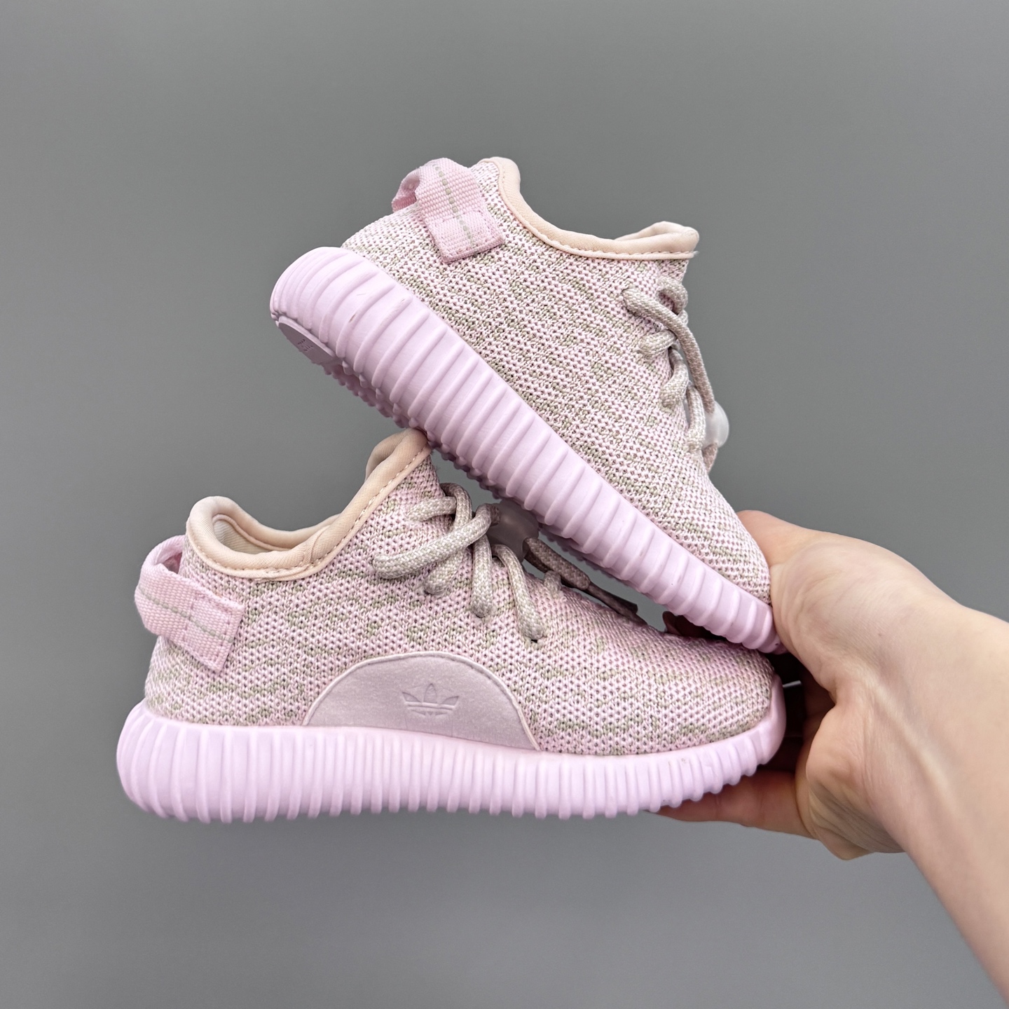 图片[3]-椰子350初代儿童一脚蹬运动鞋 尺码：25-35码 如今阔别7年再度回归🔥 鞋面独特的斑鸠花纹与大底的轮胎纹理 真爆颗粒大底，脚感超舒适☁️ 一脚蹬款式，对幼童来说太好了👏🏻-选品中心