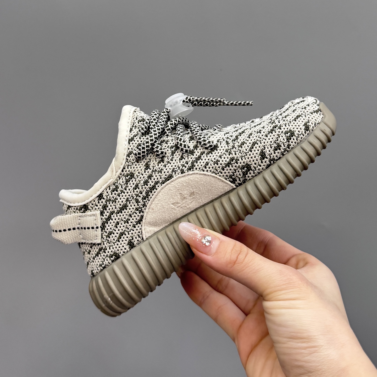 图片[6]-椰子350初代儿童一脚蹬运动鞋 尺码：25-35码 如今阔别7年再度回归🔥 鞋面独特的斑鸠花纹与大底的轮胎纹理 真爆颗粒大底，脚感超舒适☁️ 一脚蹬款式，对幼童来说太好了👏🏻-选品中心