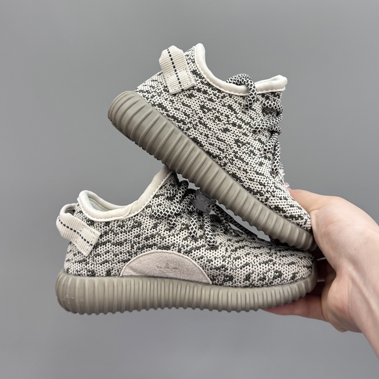 图片[3]-椰子350初代儿童一脚蹬运动鞋 尺码：25-35码 如今阔别7年再度回归🔥 鞋面独特的斑鸠花纹与大底的轮胎纹理 真爆颗粒大底，脚感超舒适☁️ 一脚蹬款式，对幼童来说太好了👏🏻-选品中心