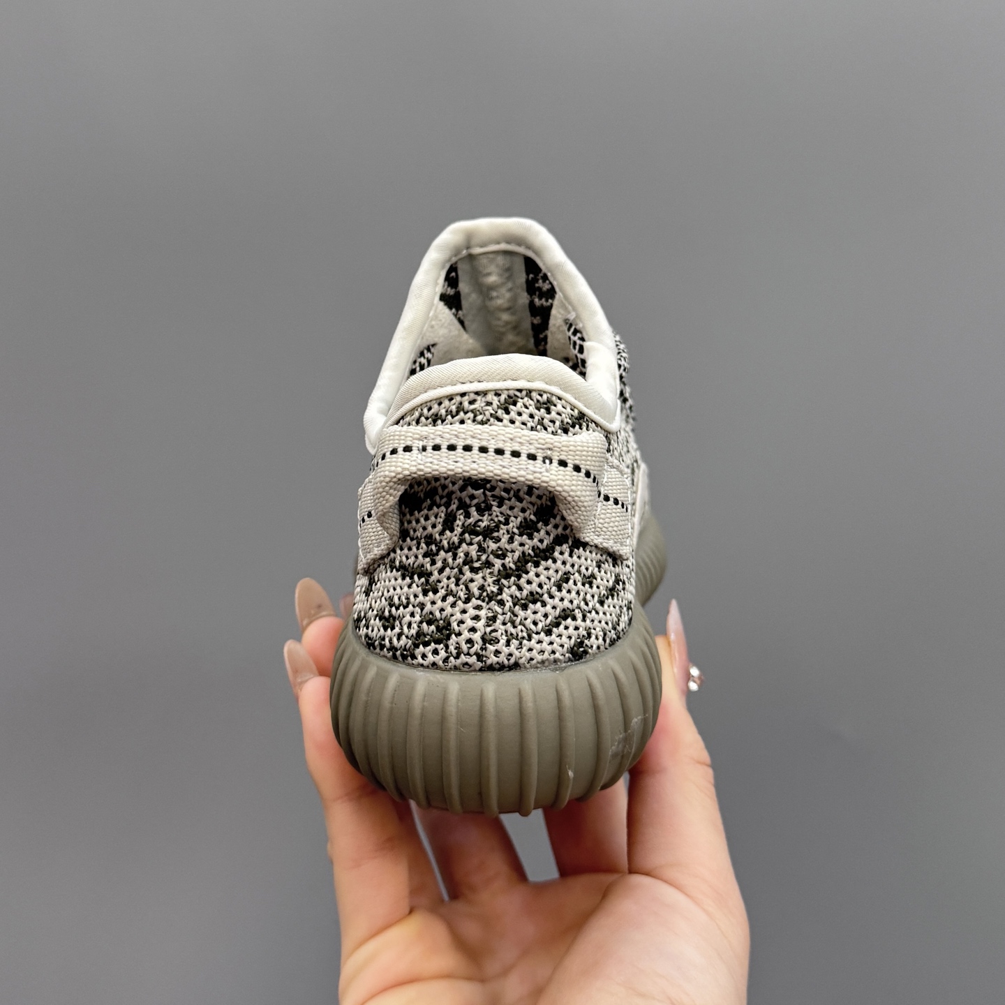 图片[8]-椰子350初代儿童一脚蹬运动鞋 尺码：25-35码 如今阔别7年再度回归🔥 鞋面独特的斑鸠花纹与大底的轮胎纹理 真爆颗粒大底，脚感超舒适☁️ 一脚蹬款式，对幼童来说太好了👏🏻-选品中心