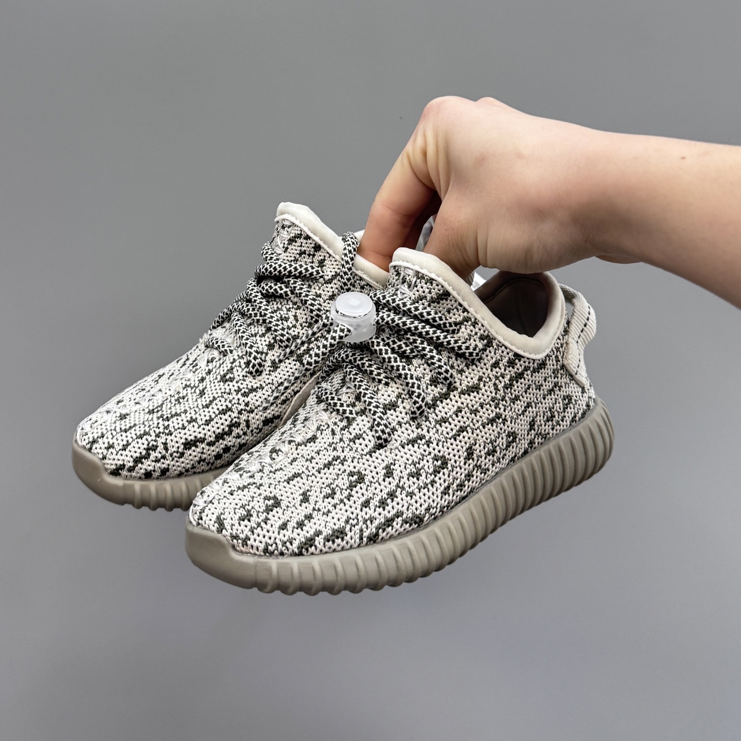 图片[2]-椰子350初代儿童一脚蹬运动鞋 尺码：25-35码 如今阔别7年再度回归🔥 鞋面独特的斑鸠花纹与大底的轮胎纹理 真爆颗粒大底，脚感超舒适☁️ 一脚蹬款式，对幼童来说太好了👏🏻-选品中心