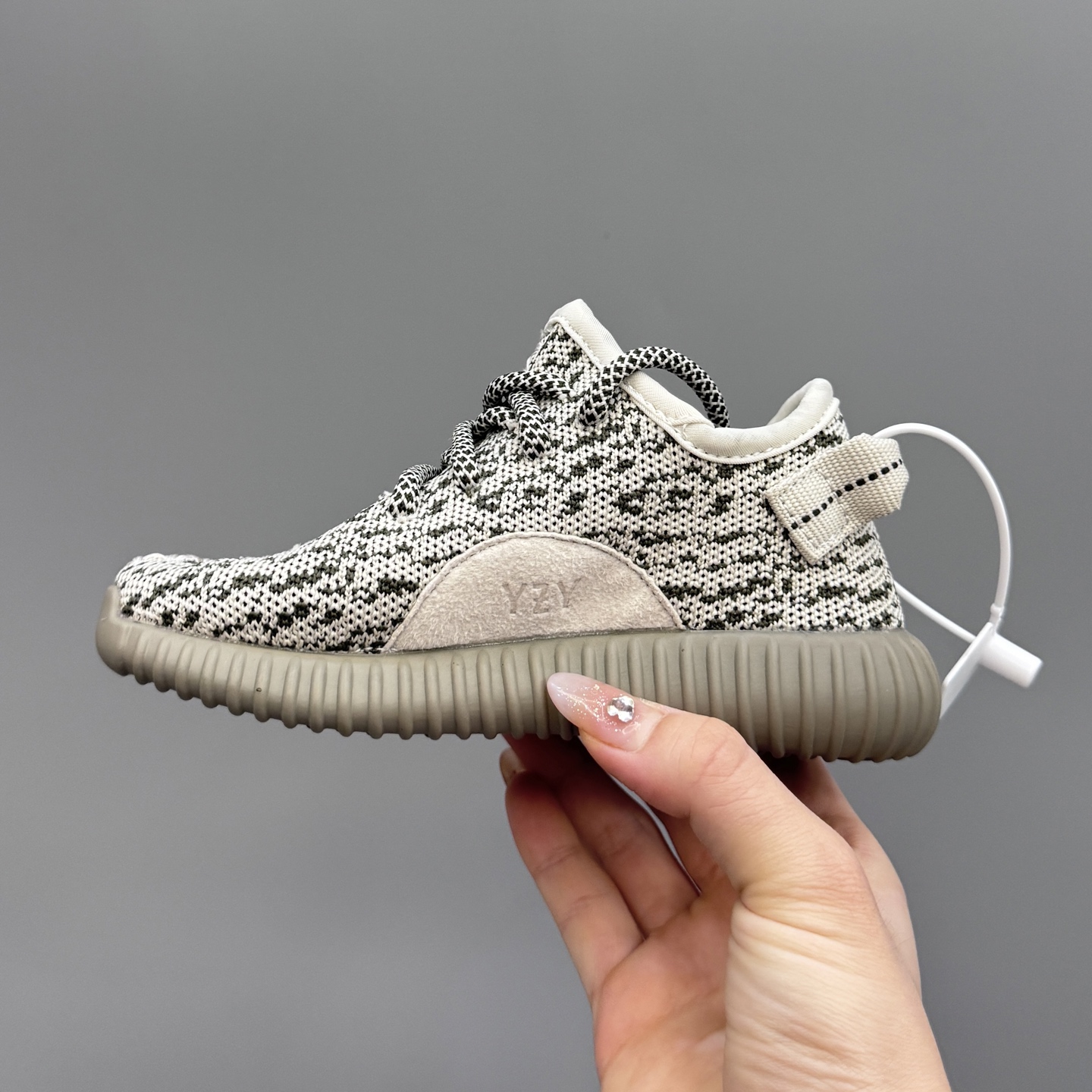 图片[4]-椰子350初代儿童一脚蹬运动鞋 尺码：25-35码 如今阔别7年再度回归🔥 鞋面独特的斑鸠花纹与大底的轮胎纹理 真爆颗粒大底，脚感超舒适☁️ 一脚蹬款式，对幼童来说太好了👏🏻-选品中心