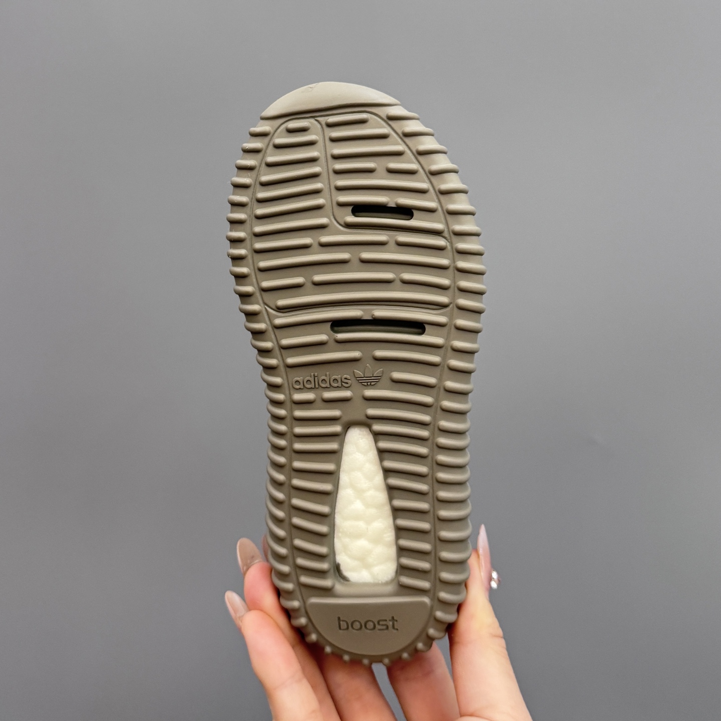 图片[9]-椰子350初代儿童一脚蹬运动鞋 尺码：25-35码 如今阔别7年再度回归🔥 鞋面独特的斑鸠花纹与大底的轮胎纹理 真爆颗粒大底，脚感超舒适☁️ 一脚蹬款式，对幼童来说太好了👏🏻-选品中心