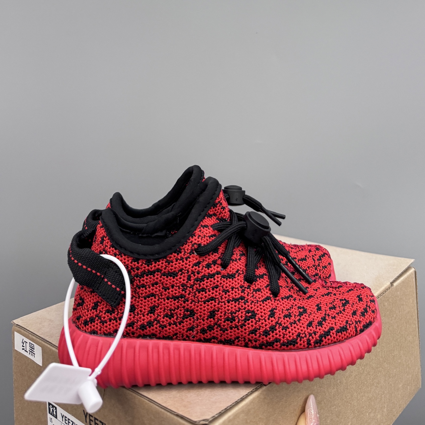 椰子350初代儿童一脚蹬运动鞋 尺码：25-35码 如今阔别7年再度回归🔥 鞋面独特的斑鸠花纹与大底的轮胎纹理 真爆颗粒大底，脚感超舒适☁️ 一脚蹬款式，对幼童来说太好了👏🏻-选品中心