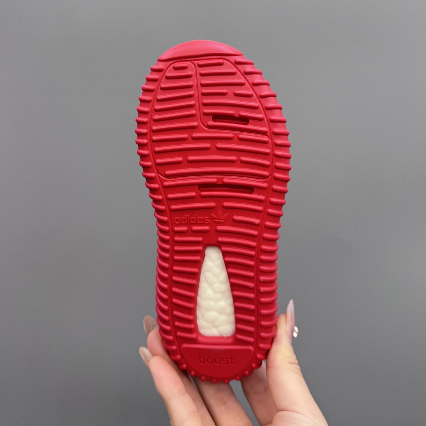 图片[9]-椰子350初代儿童一脚蹬运动鞋 尺码：25-35码 如今阔别7年再度回归🔥 鞋面独特的斑鸠花纹与大底的轮胎纹理 真爆颗粒大底，脚感超舒适☁️ 一脚蹬款式，对幼童来说太好了👏🏻-选品中心