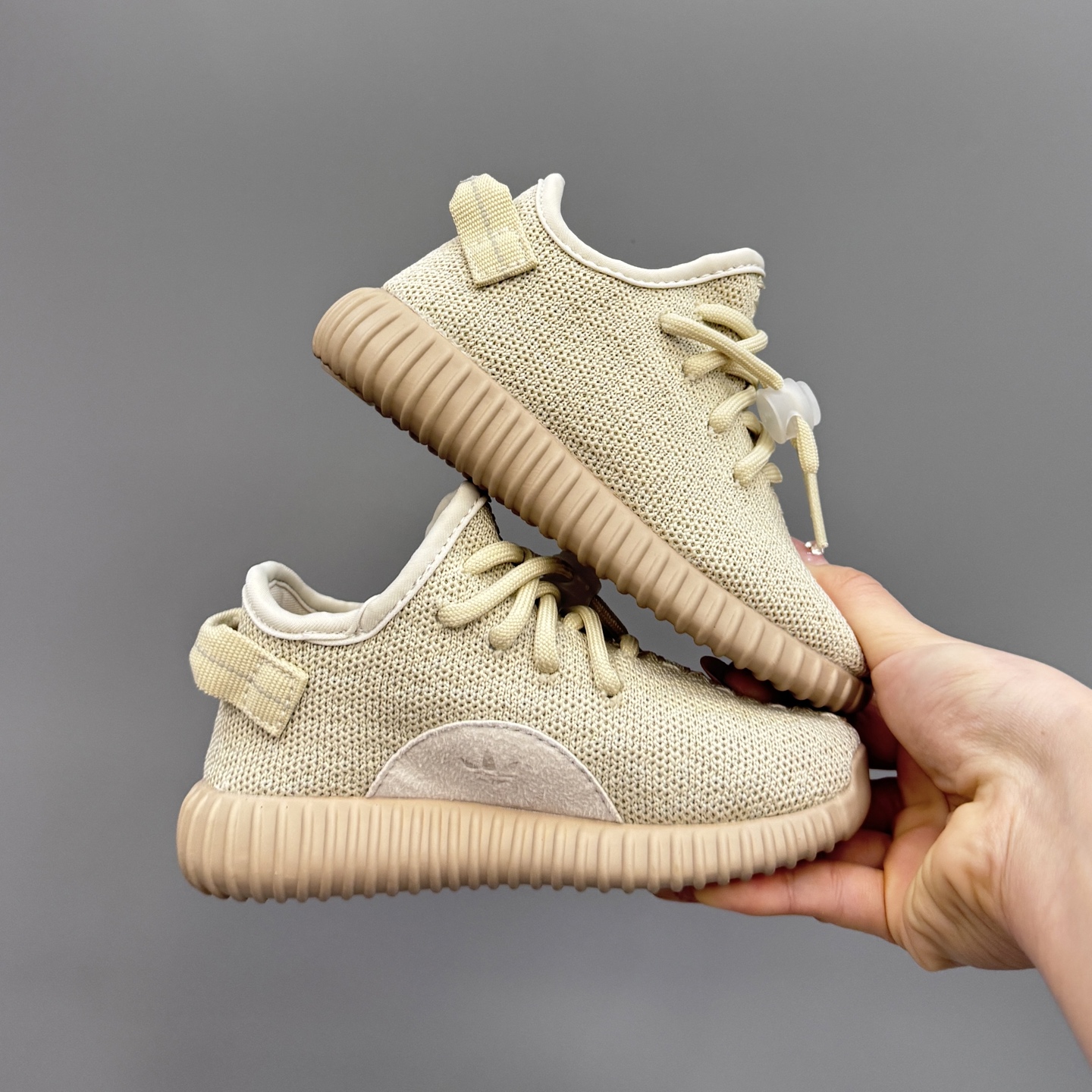 图片[3]-椰子350初代儿童一脚蹬运动鞋 尺码：25-35码 如今阔别7年再度回归🔥 鞋面独特的斑鸠花纹与大底的轮胎纹理 真爆颗粒大底，脚感超舒适☁️ 一脚蹬款式，对幼童来说太好了👏🏻-选品中心