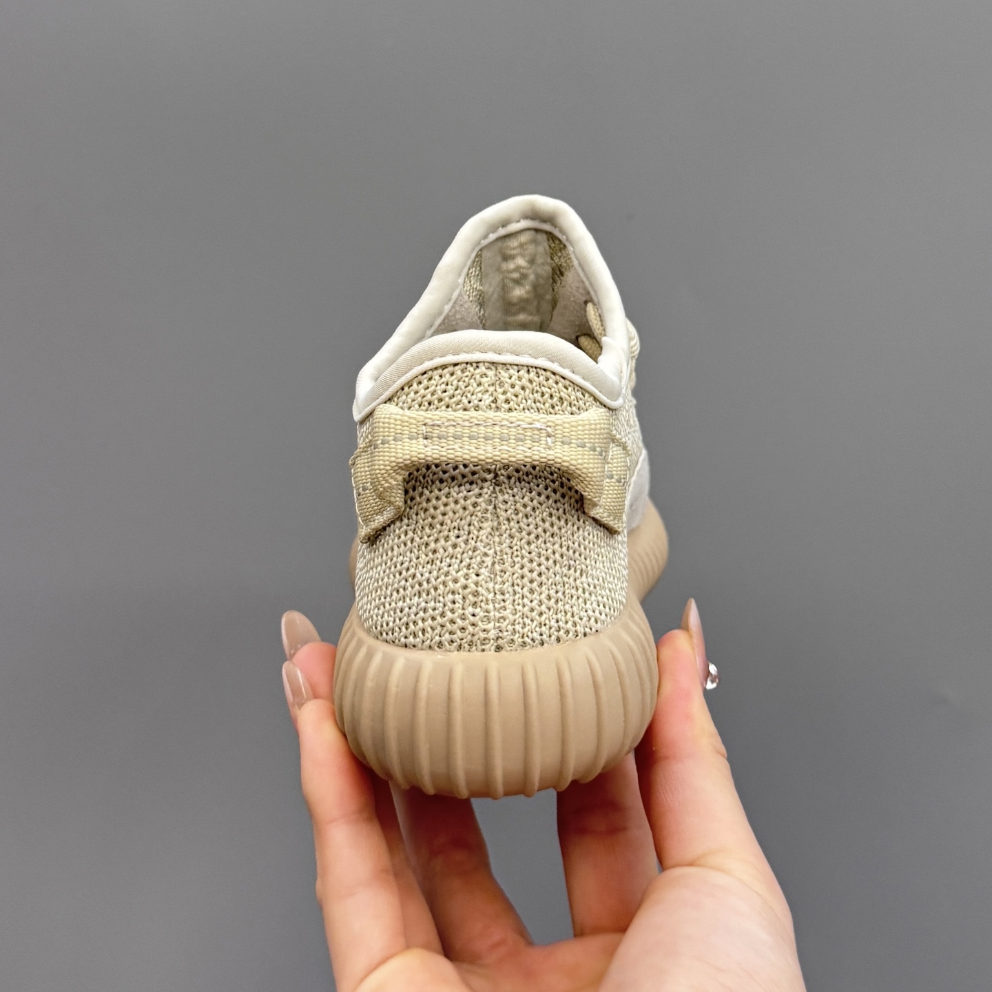 图片[8]-椰子350初代儿童一脚蹬运动鞋 尺码：25-35码 如今阔别7年再度回归🔥 鞋面独特的斑鸠花纹与大底的轮胎纹理 真爆颗粒大底，脚感超舒适☁️ 一脚蹬款式，对幼童来说太好了👏🏻-选品中心