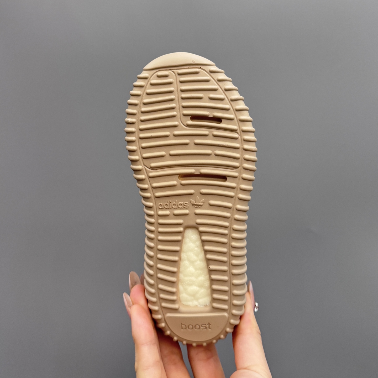 图片[9]-椰子350初代儿童一脚蹬运动鞋 尺码：25-35码 如今阔别7年再度回归🔥 鞋面独特的斑鸠花纹与大底的轮胎纹理 真爆颗粒大底，脚感超舒适☁️ 一脚蹬款式，对幼童来说太好了👏🏻-选品中心