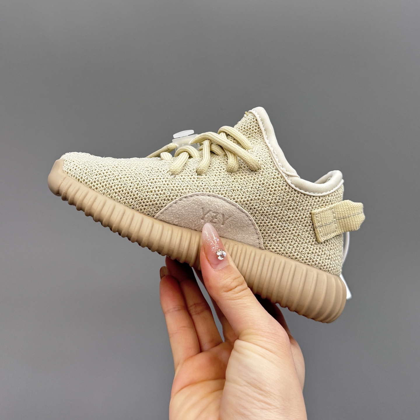 图片[5]-椰子350初代儿童一脚蹬运动鞋 尺码：25-35码 如今阔别7年再度回归🔥 鞋面独特的斑鸠花纹与大底的轮胎纹理 真爆颗粒大底，脚感超舒适☁️ 一脚蹬款式，对幼童来说太好了👏🏻-选品中心