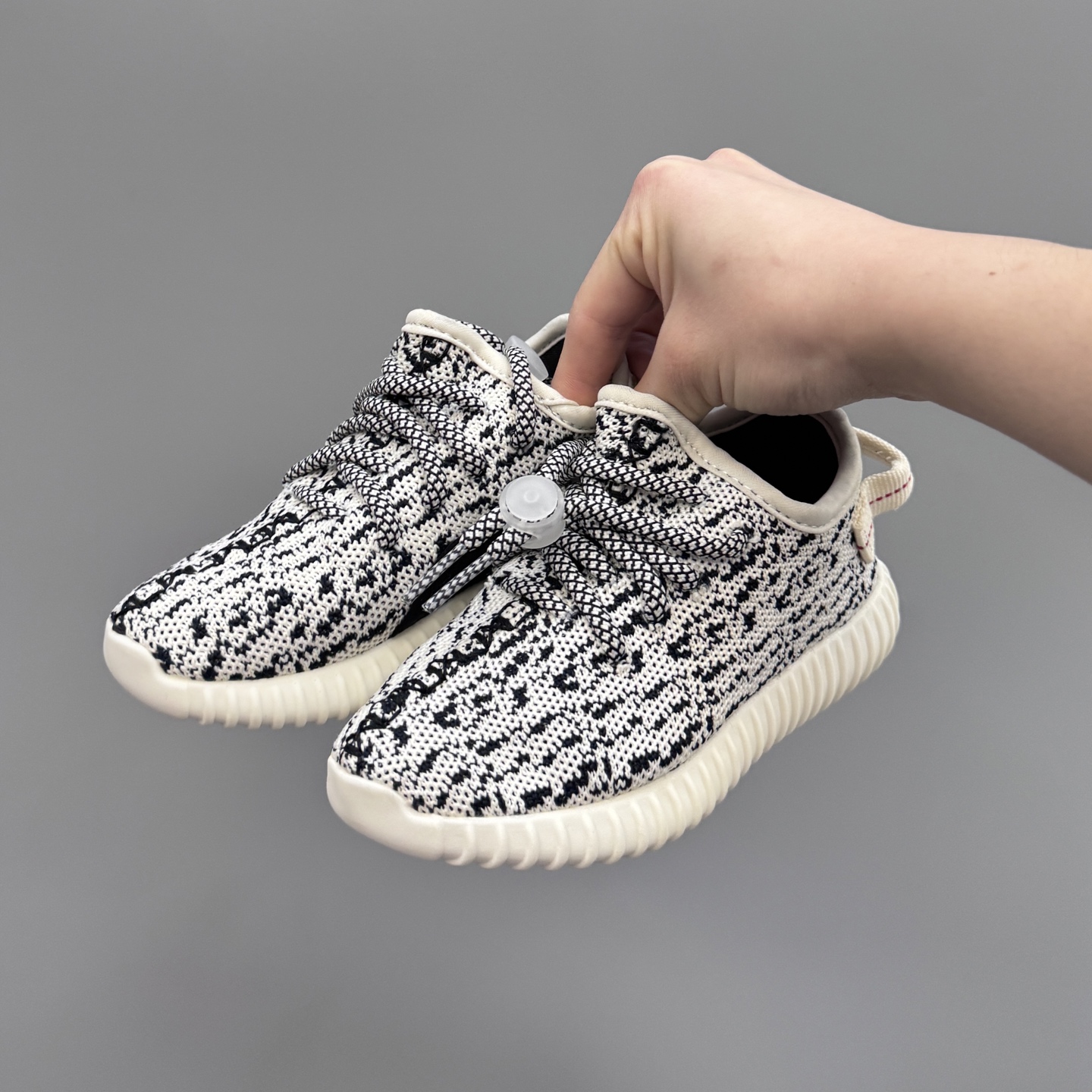 图片[2]-椰子350初代儿童一脚蹬运动鞋 尺码：25-35码 如今阔别7年再度回归🔥 鞋面独特的斑鸠花纹与大底的轮胎纹理 真爆颗粒大底，脚感超舒适☁️ 一脚蹬款式，对幼童来说太好了👏🏻-选品中心