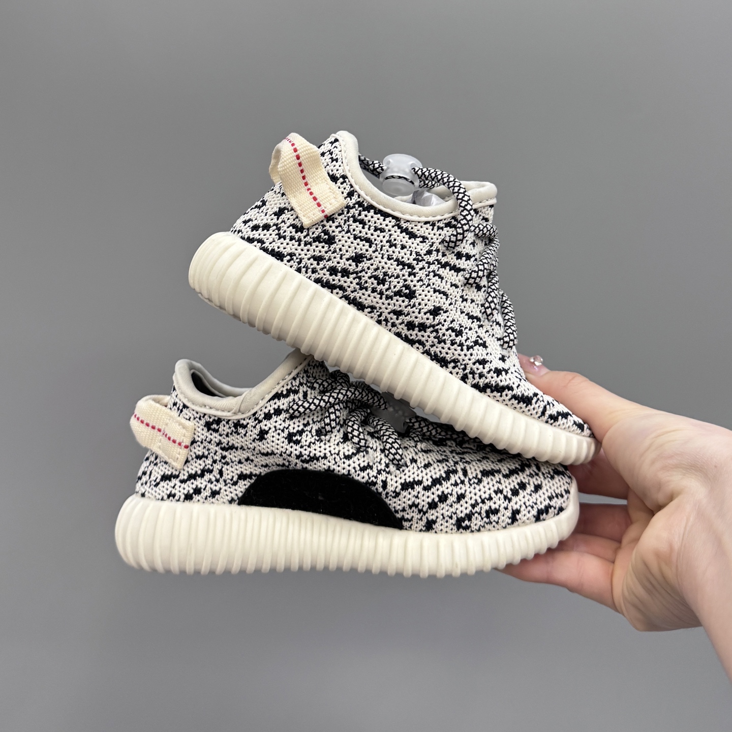 图片[3]-椰子350初代儿童一脚蹬运动鞋 尺码：25-35码 如今阔别7年再度回归🔥 鞋面独特的斑鸠花纹与大底的轮胎纹理 真爆颗粒大底，脚感超舒适☁️ 一脚蹬款式，对幼童来说太好了👏🏻-选品中心