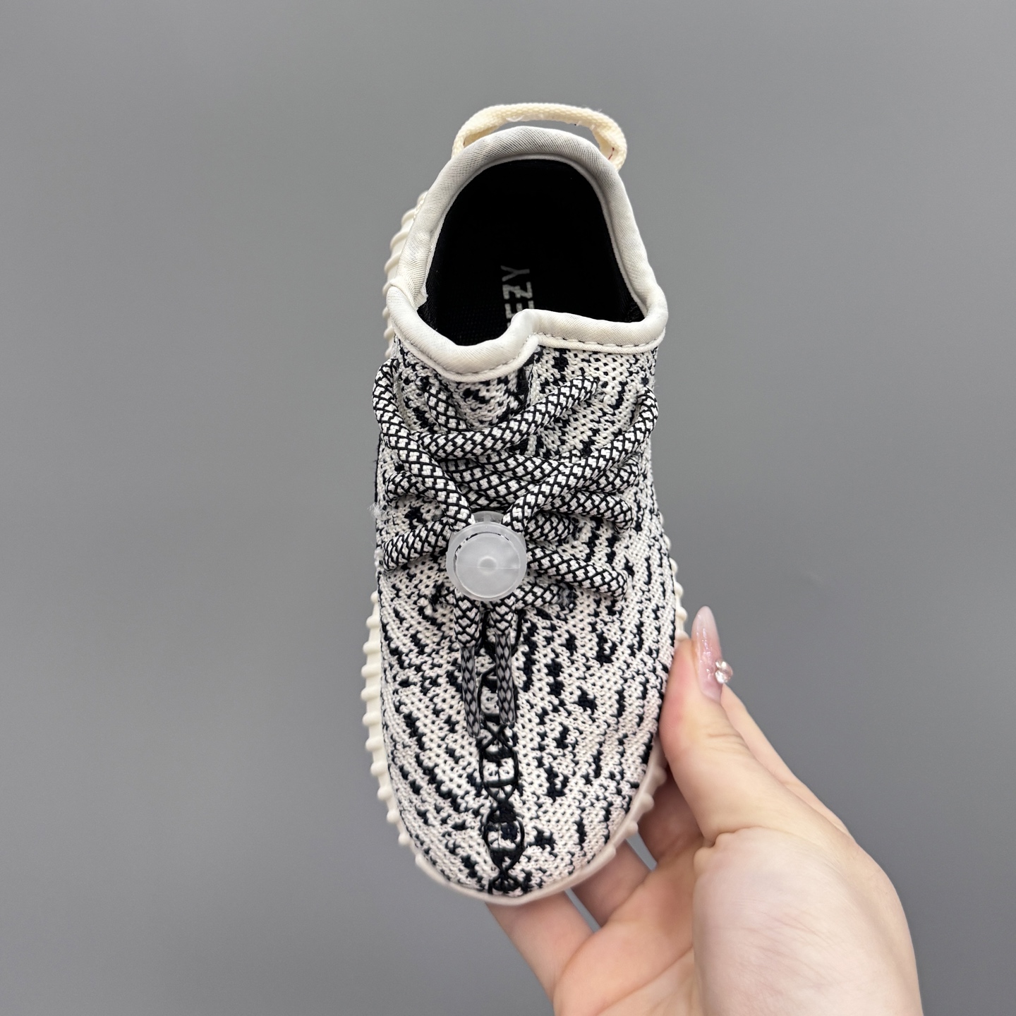 图片[7]-椰子350初代儿童一脚蹬运动鞋 尺码：25-35码 如今阔别7年再度回归🔥 鞋面独特的斑鸠花纹与大底的轮胎纹理 真爆颗粒大底，脚感超舒适☁️ 一脚蹬款式，对幼童来说太好了👏🏻-选品中心