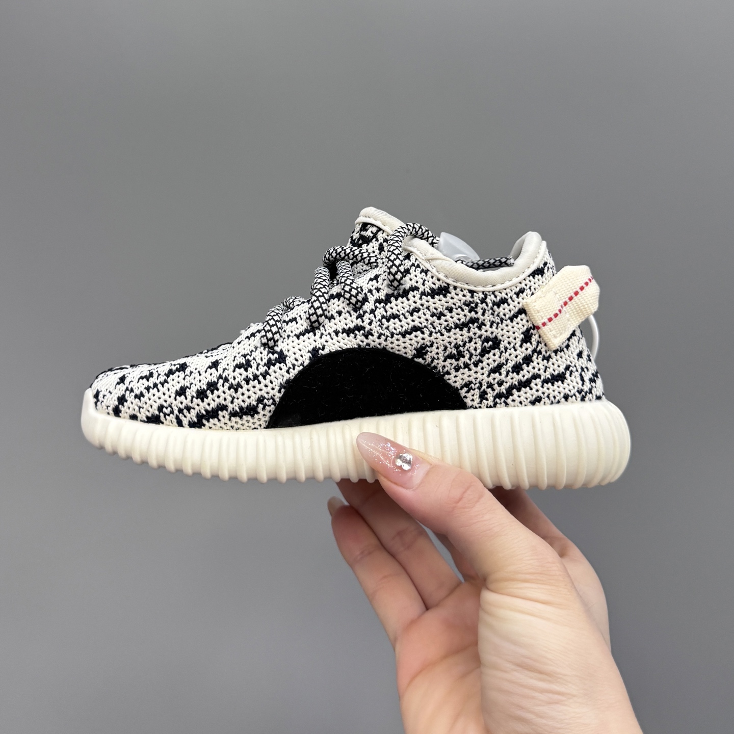 图片[4]-椰子350初代儿童一脚蹬运动鞋 尺码：25-35码 如今阔别7年再度回归🔥 鞋面独特的斑鸠花纹与大底的轮胎纹理 真爆颗粒大底，脚感超舒适☁️ 一脚蹬款式，对幼童来说太好了👏🏻-选品中心