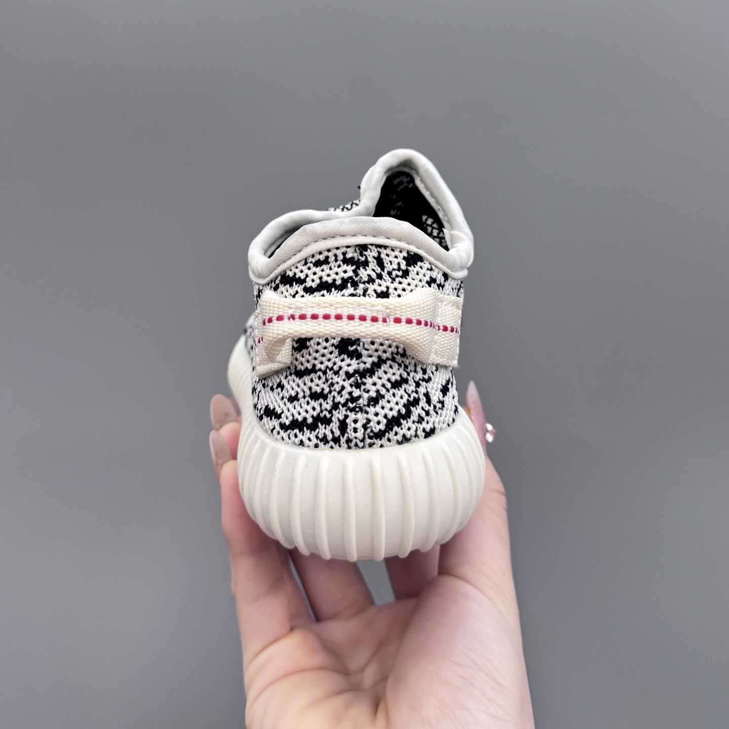 图片[8]-椰子350初代儿童一脚蹬运动鞋 尺码：25-35码 如今阔别7年再度回归🔥 鞋面独特的斑鸠花纹与大底的轮胎纹理 真爆颗粒大底，脚感超舒适☁️ 一脚蹬款式，对幼童来说太好了👏🏻-选品中心