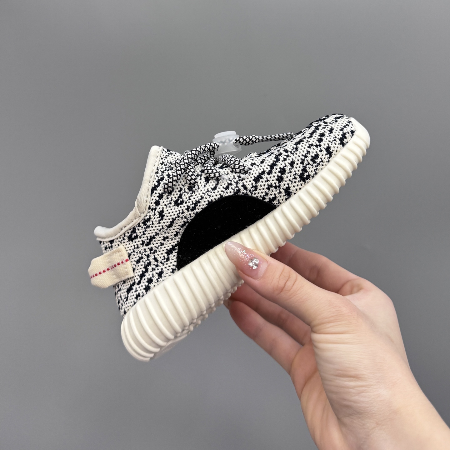 图片[6]-椰子350初代儿童一脚蹬运动鞋 尺码：25-35码 如今阔别7年再度回归🔥 鞋面独特的斑鸠花纹与大底的轮胎纹理 真爆颗粒大底，脚感超舒适☁️ 一脚蹬款式，对幼童来说太好了👏🏻-选品中心