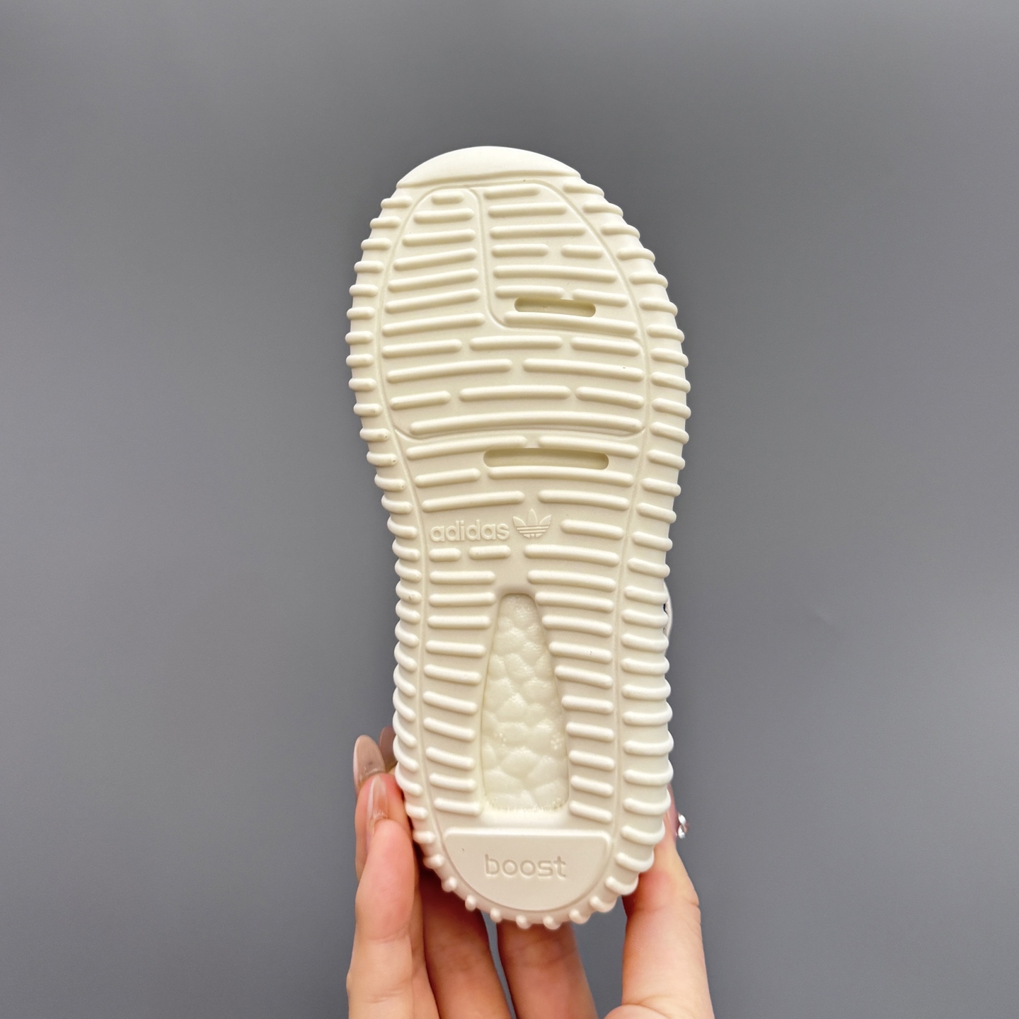 图片[9]-椰子350初代儿童一脚蹬运动鞋 尺码：25-35码 如今阔别7年再度回归🔥 鞋面独特的斑鸠花纹与大底的轮胎纹理 真爆颗粒大底，脚感超舒适☁️ 一脚蹬款式，对幼童来说太好了👏🏻-选品中心